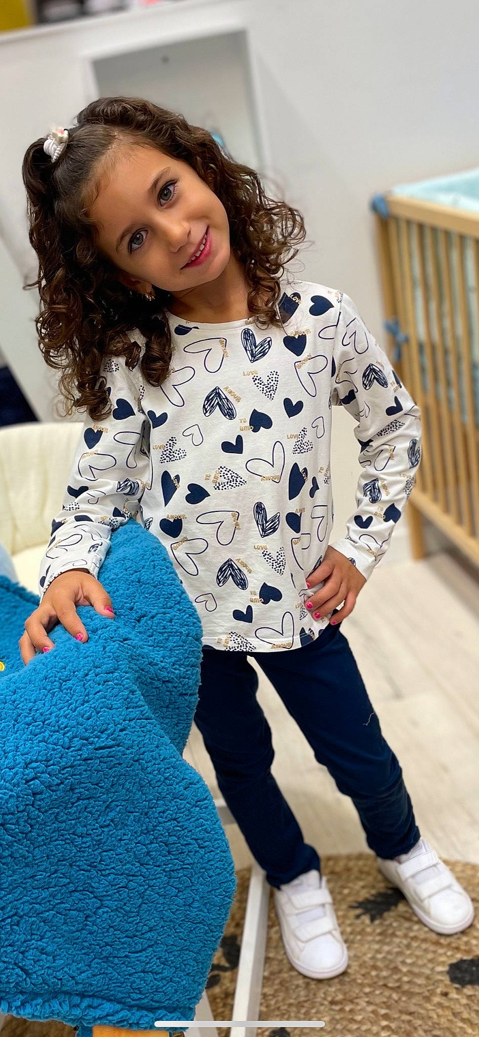 Giuliana a rejoint le concours — aidez-le/la à gagner de superbes lots ! black, black_hair, blue, cool, denim, fashion_design, hair, happy, joint, joy, knee, leg, neck, outerwear, person, purple, shoulder, skin, sleeve, thigh