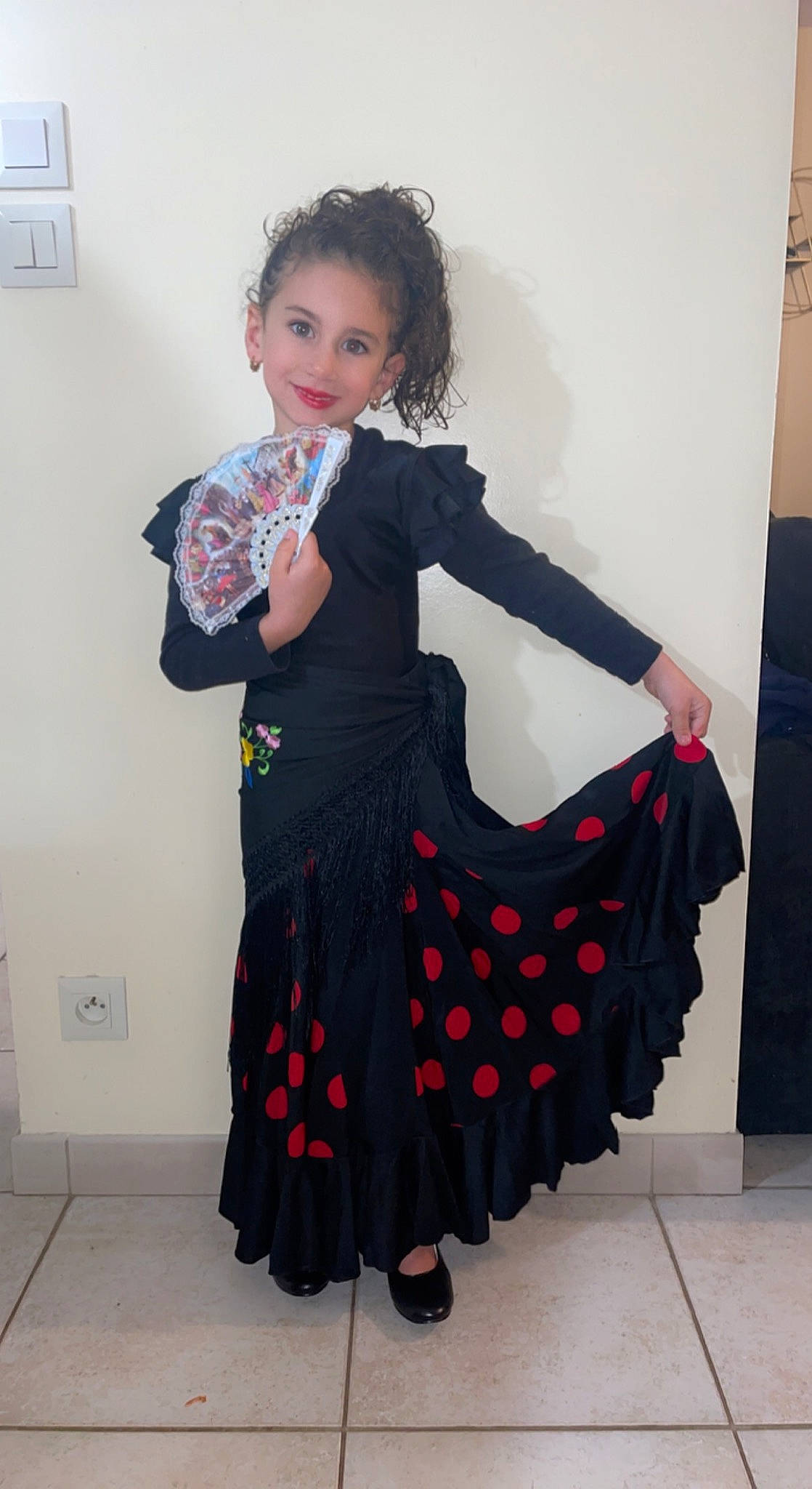 Giuliana a rejoint le concours — aidez-le/la à gagner de superbes lots ! day_dress, dress, embellishment, event, fashion_design, formal_wear, hair, hairstyle, human_leg, joy, knee, long_hair, neck, one_piece_garment, pattern, person, shoulder, sleeve, thigh, trunk