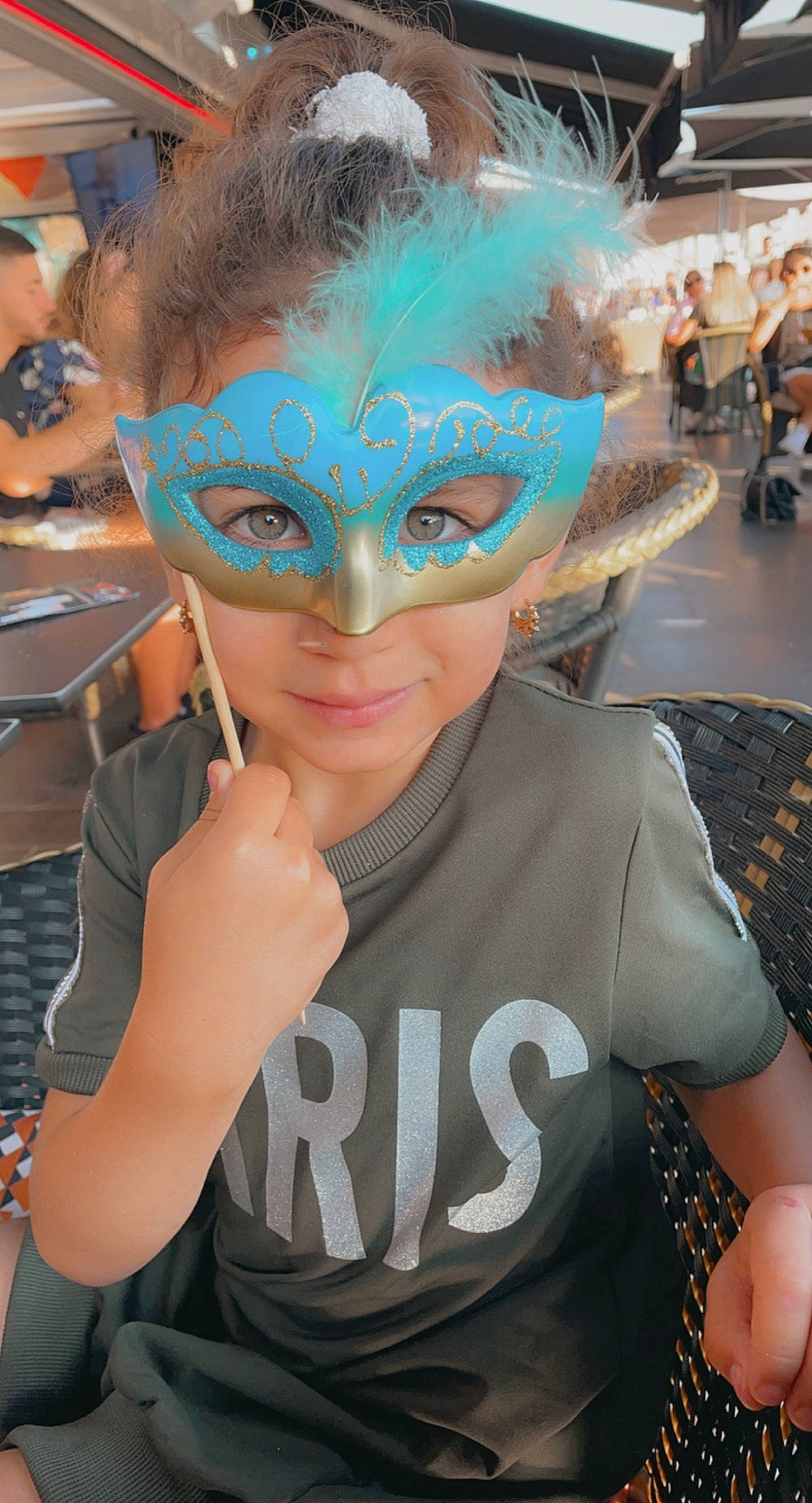 Giuliana a rejoint le concours — aidez-le/la à gagner de superbes lots ! blurred, costume, electric_blue, entertainment, event, eyewear, fan, fashion_accessory, festival, fun, glove, happy, headgear, mask, masque, person, photograph, public_event, purple, smile