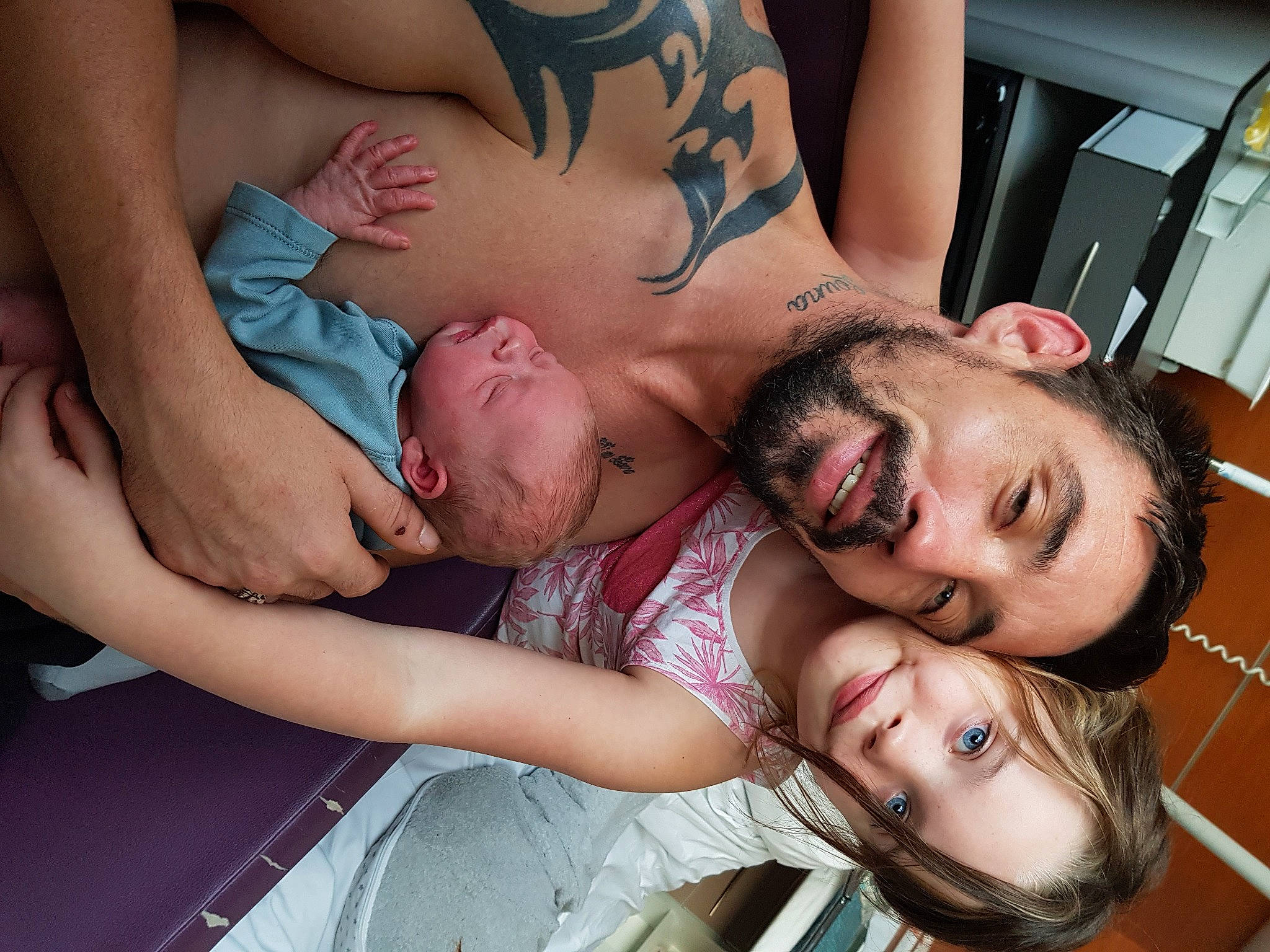 Richard participe au concours pour gagner de l'argent avec cette photo : cheek, comfort, eye, eyelash, gesture, glasses, hairstyle, happy, head, human_body, joint, joy, leg, mammal, mouth, muscle, neck, organ, person, shoulder