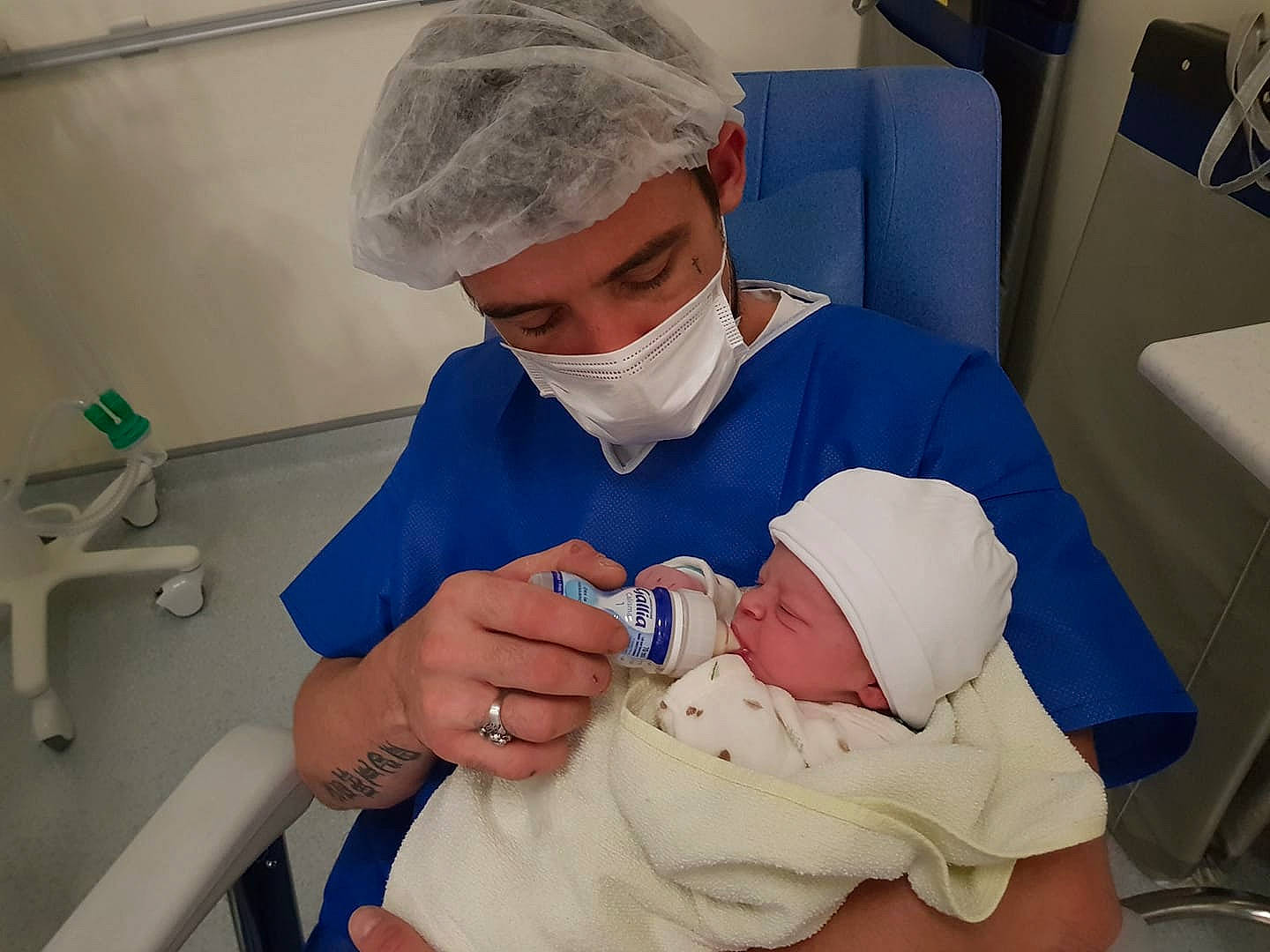 Richard participe au concours pour gagner de l'argent avec cette photo : baby, child, comfort, event, glasses, hand, hat, headwear, health_care, health_care_provider, hospital, hospital_bed, hospital_gown, medical, medical_equipment, medical_procedure, patient, person, science, service