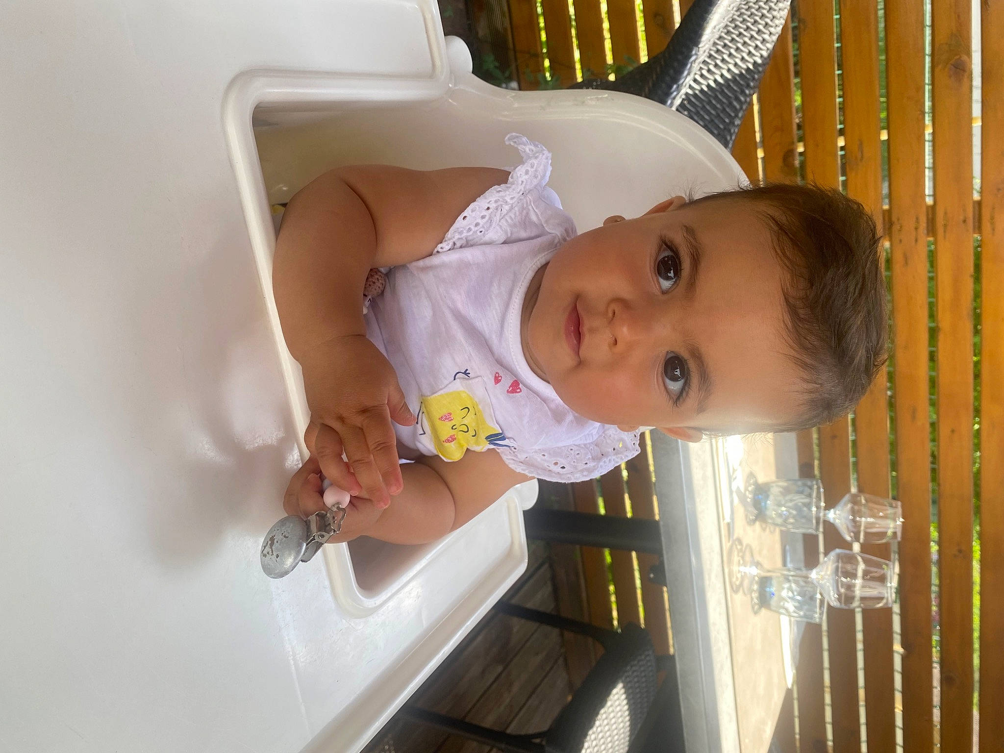 Layana participe au concours pour gagner de l'argent avec cette photo : baby, baby_products, baby_safety, baby_toddler_clothing, baby_toys, bathing, chair, child, eye, fashion_accessory, fun, happy, hat, headband, headpiece, person, room, skin, toddler, vacation