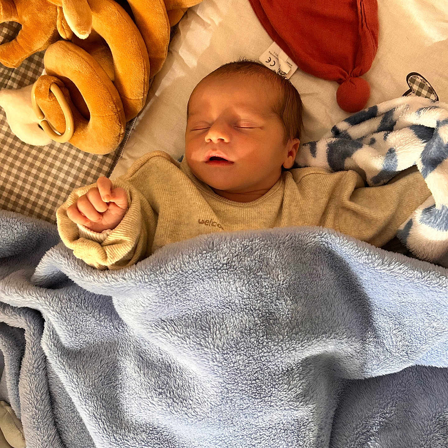 Lùma a rejoint le concours — aidez-le/la à gagner de superbes lots ! architecture, baby, bed, blanket, bodypart, building, face, finger, furniture, hand, head, homedecor, hospital, newborn, person, photography, portrait, quilt, sleeping, towel