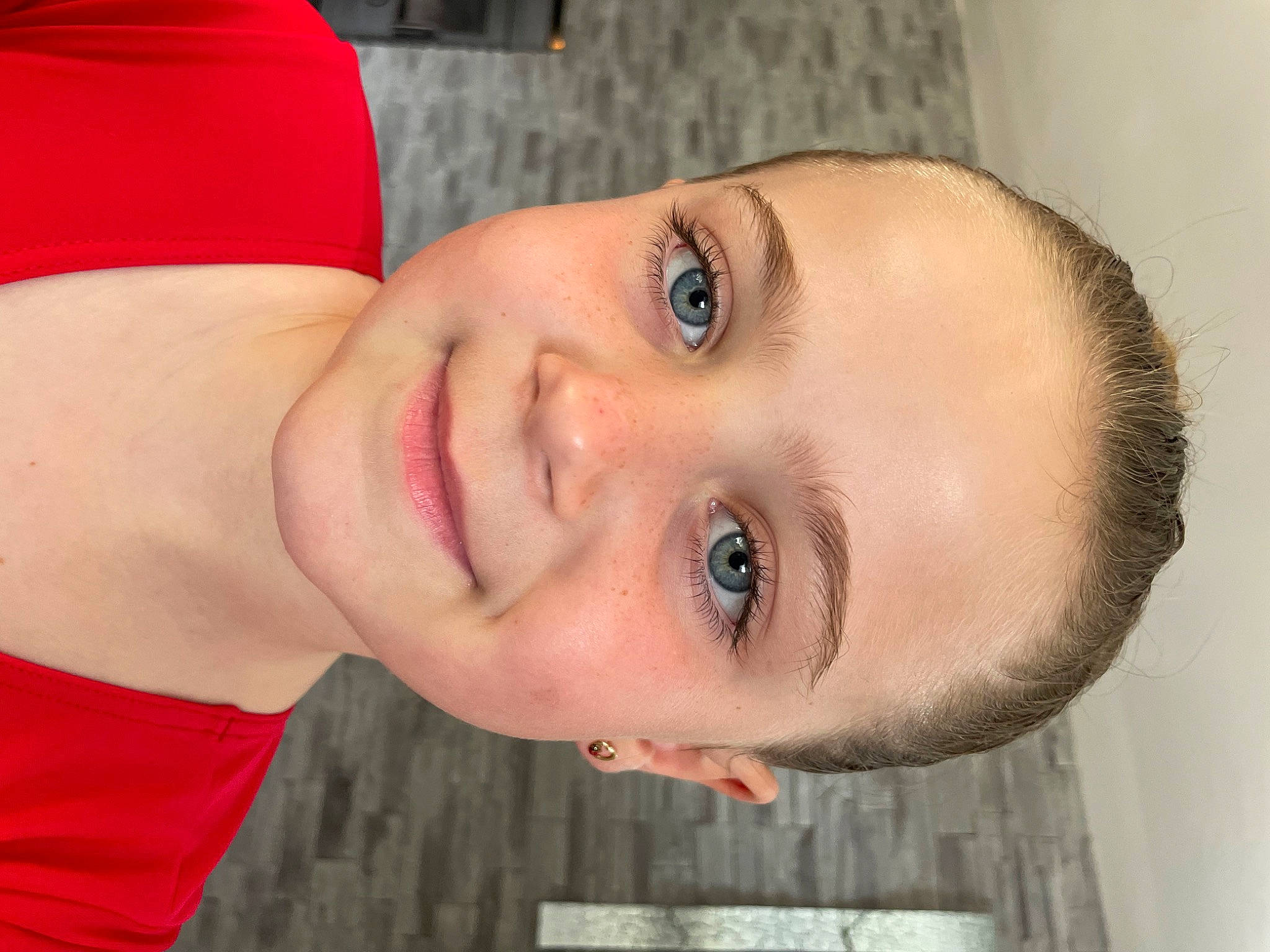 Eïvie participe au concours pour gagner de l'argent avec cette photo : cheek, chest, ear, eyebrow, eyelash, face, forehead, happy, iris, jaw, joint, joy, lip, mouth, muscle, neck, nose, person, red, shoulder