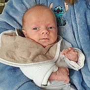 Isaac a rejoint le concours — aidez-le/la à gagner de superbes lots ! baby, bib, blue, child, clothing, cozy, cute, face, fleece, hand, holding, human, indoor, infant, newborn, person, portrait, soft_texture, white, young