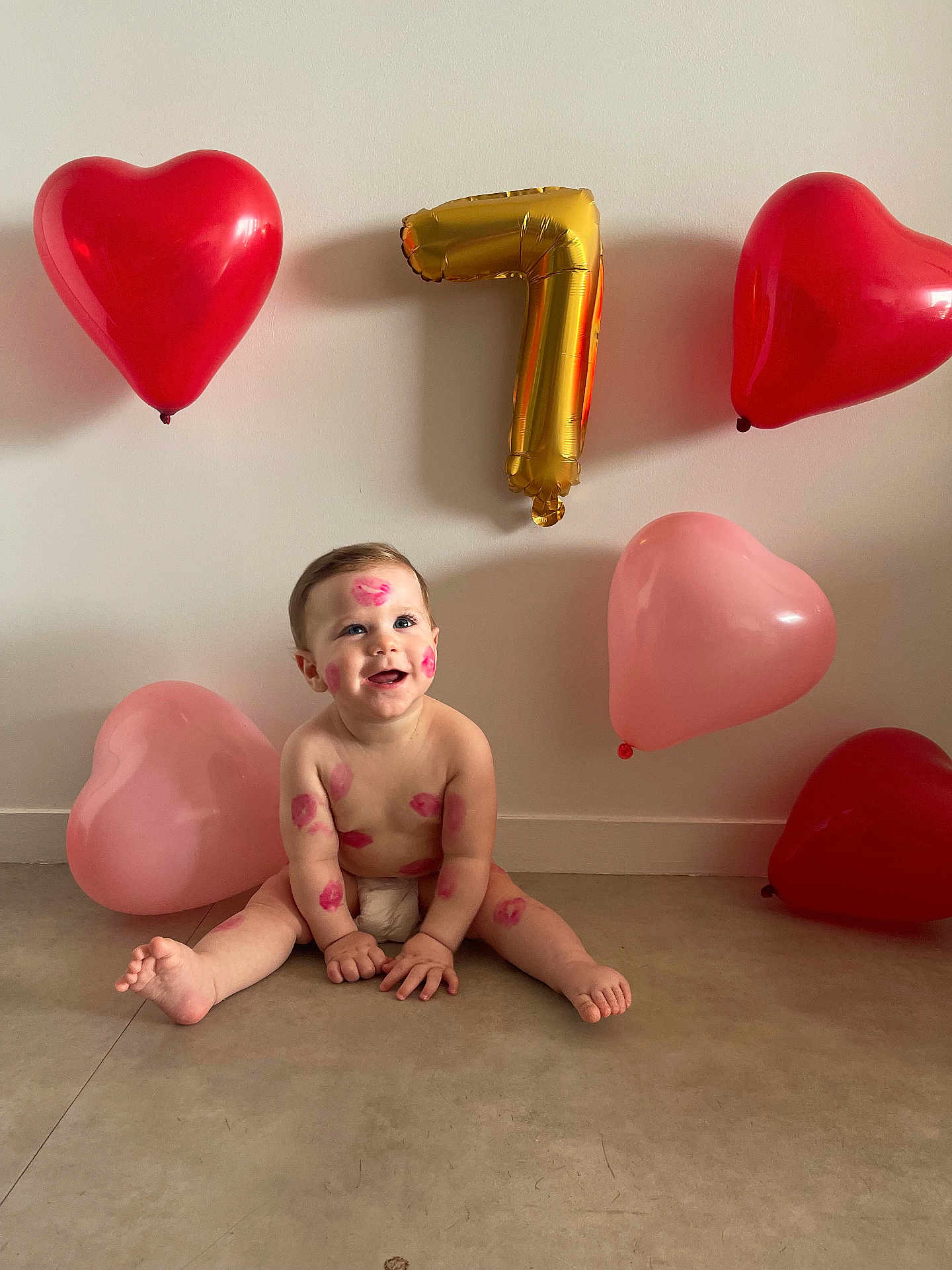 Gabriel a rejoint le concours — aidez-le/la à gagner de superbes lots ! child, baby, infant, balloons, heart_balloon, gold_balloon, number_balloon, number_7, kiss_marks, lipstick_marks, diaper, sitting, smile, floor, wall, celebration, birthday, party, joy, cute