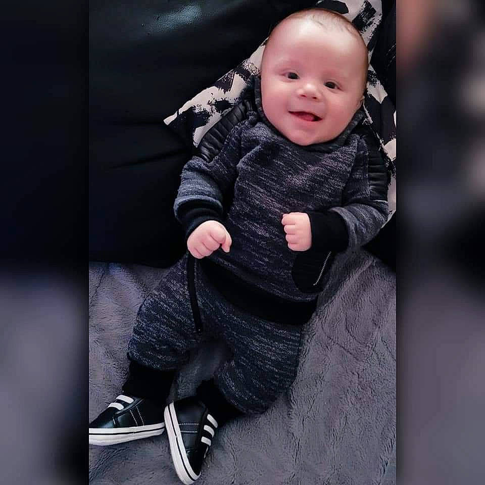 Adriano participe au concours pour gagner de l'argent avec cette photo : baby, baby_toddler_clothing, cheek, child, collar, comfort, cool, face, flash_photography, gesture, grey, happy, monochrome, monochrome_photography, person, sitting, skin, sleeve, smile, style