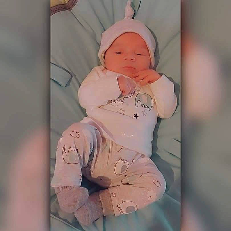 Adriano a rejoint le concours — aidez-le/la à gagner de superbes lots ! arm, art, baby, baby_products, baby_sleeping, baby_toddler_clothing, cheek, child, comfort, finger, gesture, head, headwear, human_body, linens, pattern, peach, person, sitting, skin