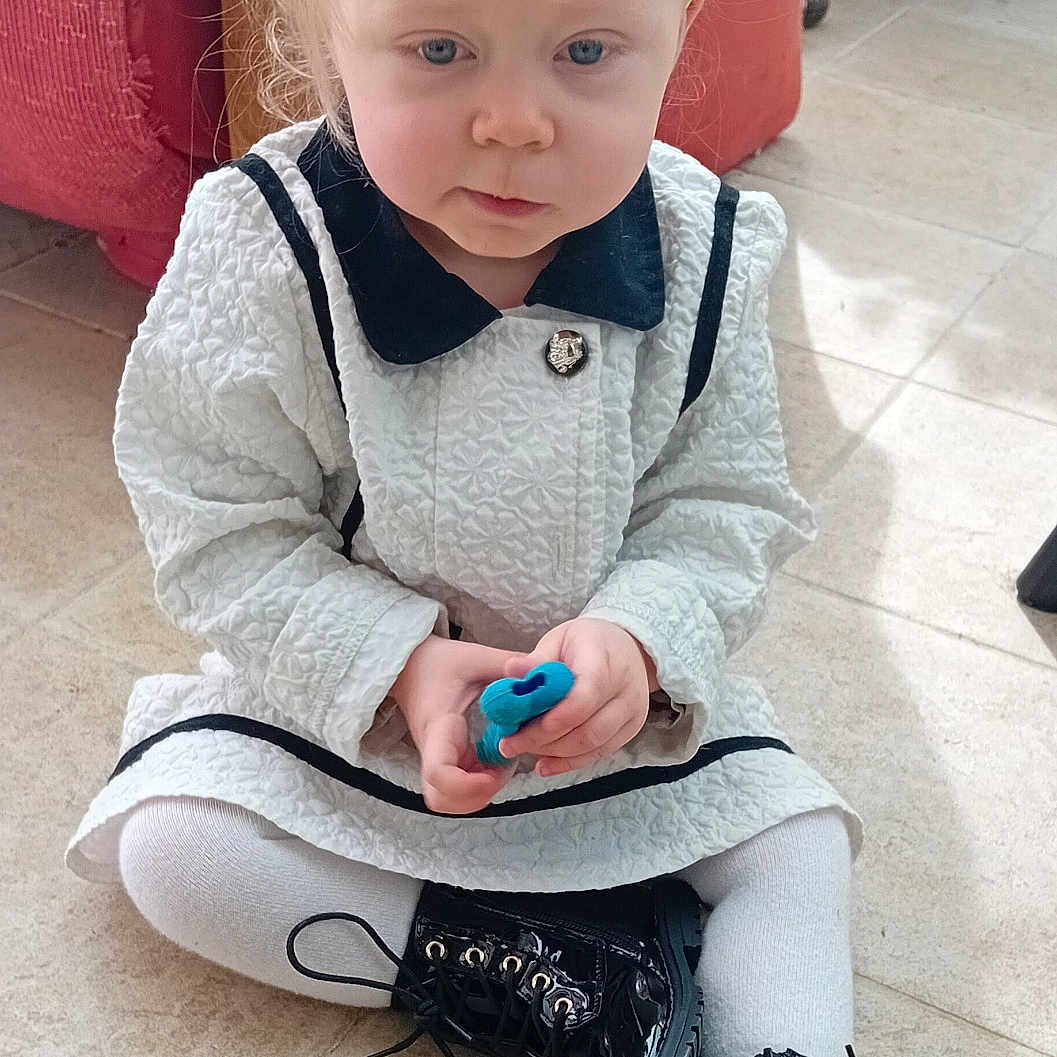 Lilya participe au concours pour gagner de l'argent avec cette photo : bodypart, child, clothing, couch, face, female, finger, footwear, furniture, girl, hand, head, pants, person, photography, portrait, runningshoe, shoe, sitting, sneaker