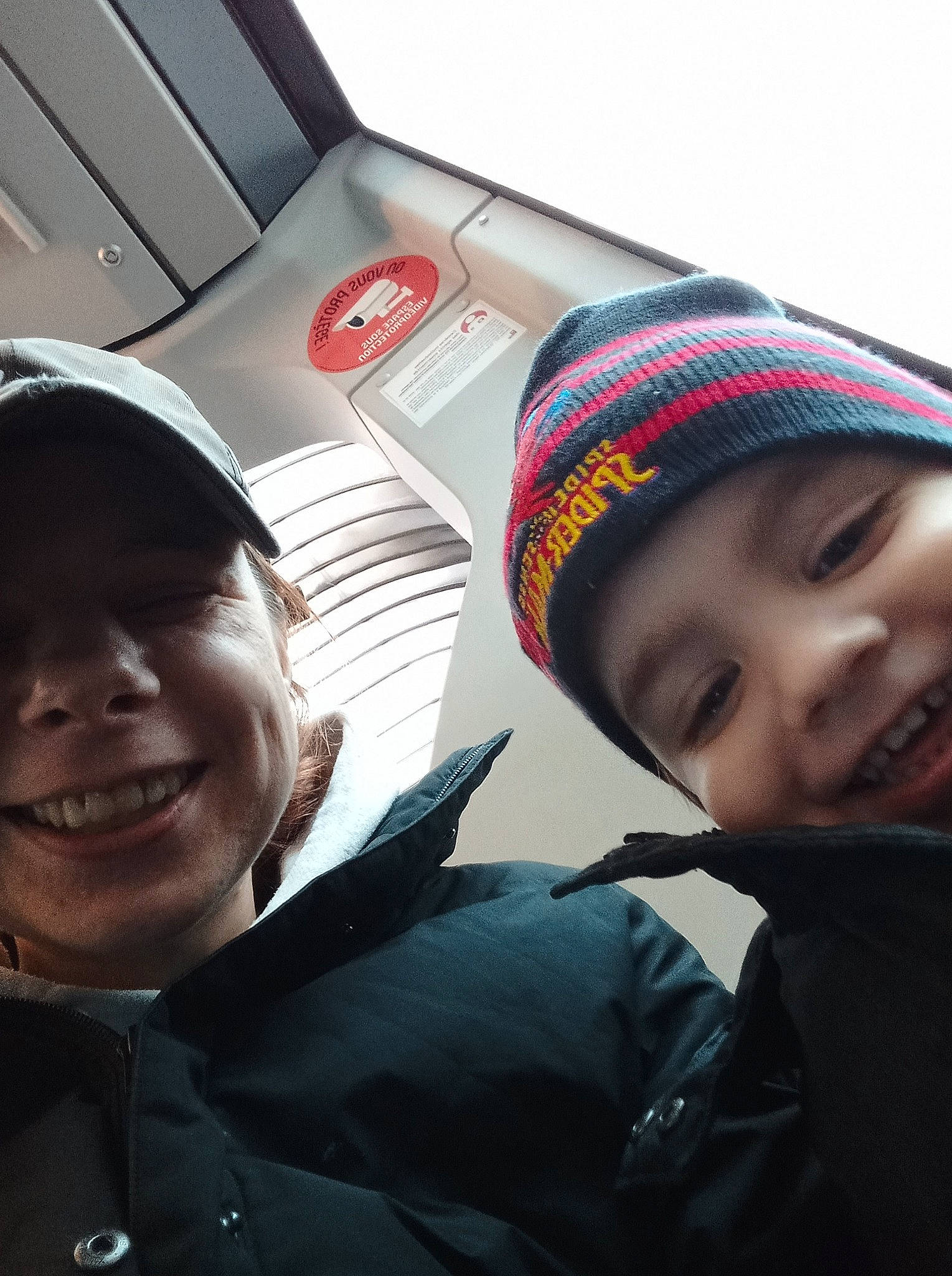 Oresand a rejoint le concours — aidez-le/la à gagner de superbes lots ! air_travel, cap, child, cool, eyebrow, fashion_accessory, friendship, fun, happy, headwear, jacket, joy, knit_cap, laugh, outerwear, person, selfie, smile, toddler, tourism