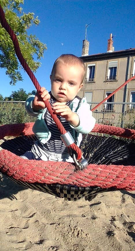 Oresand a rejoint le concours — aidez-le/la à gagner de superbes lots ! baby, baby_products, baby_toddler_clothing, chair, child, city, fun, grass, house, leisure, outdoor_play_equipment, person, plant, play, recreation, sitting, sky, soil, toddler, tree