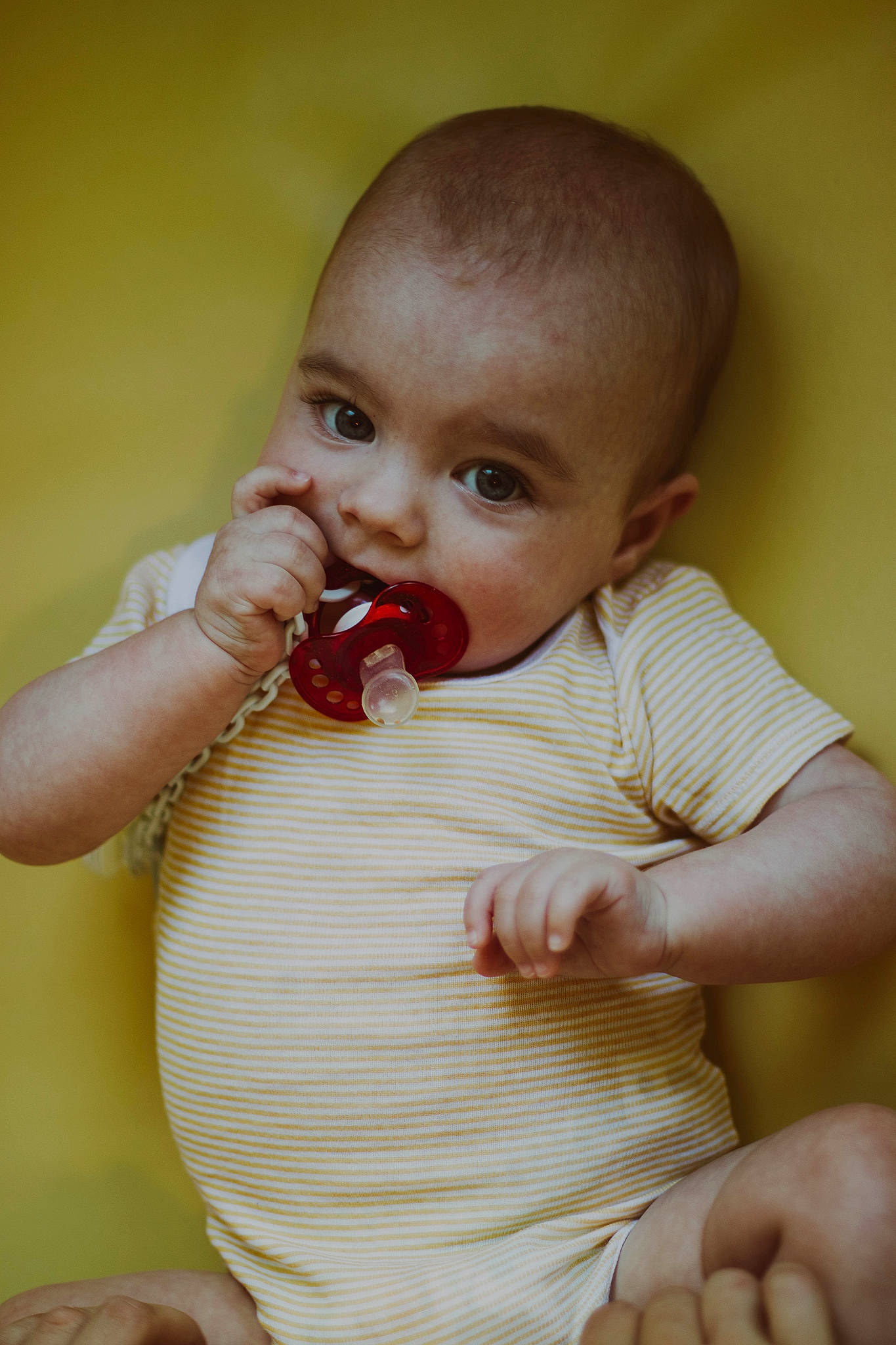Oresand participe au concours pour gagner de l'argent avec cette photo : arm, baby, baby_toddler_clothing, cheek, dress, eye, finger, gesture, hand, happy, human_body, iris, lip, mouth, nail, neck, nose, person, skin, sleeve