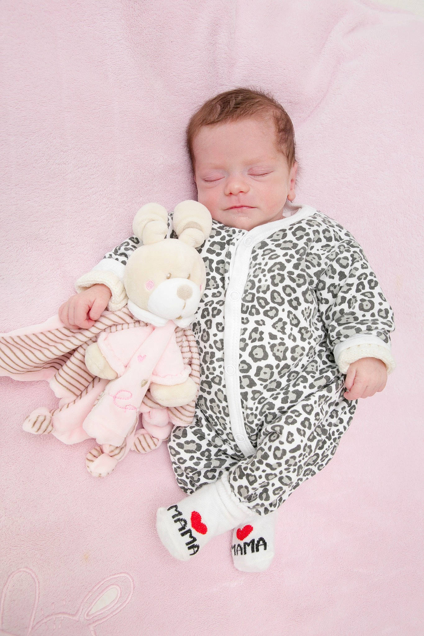 Thylia a rejoint le concours — aidez-le/la à gagner de superbes lots ! art, baby, baby_products, baby_toddler_clothing, cheek, child, dress, eye, face, gesture, hand, happy, head, pattern, person, pink, sitting, sleeve, t_shirt, toddler