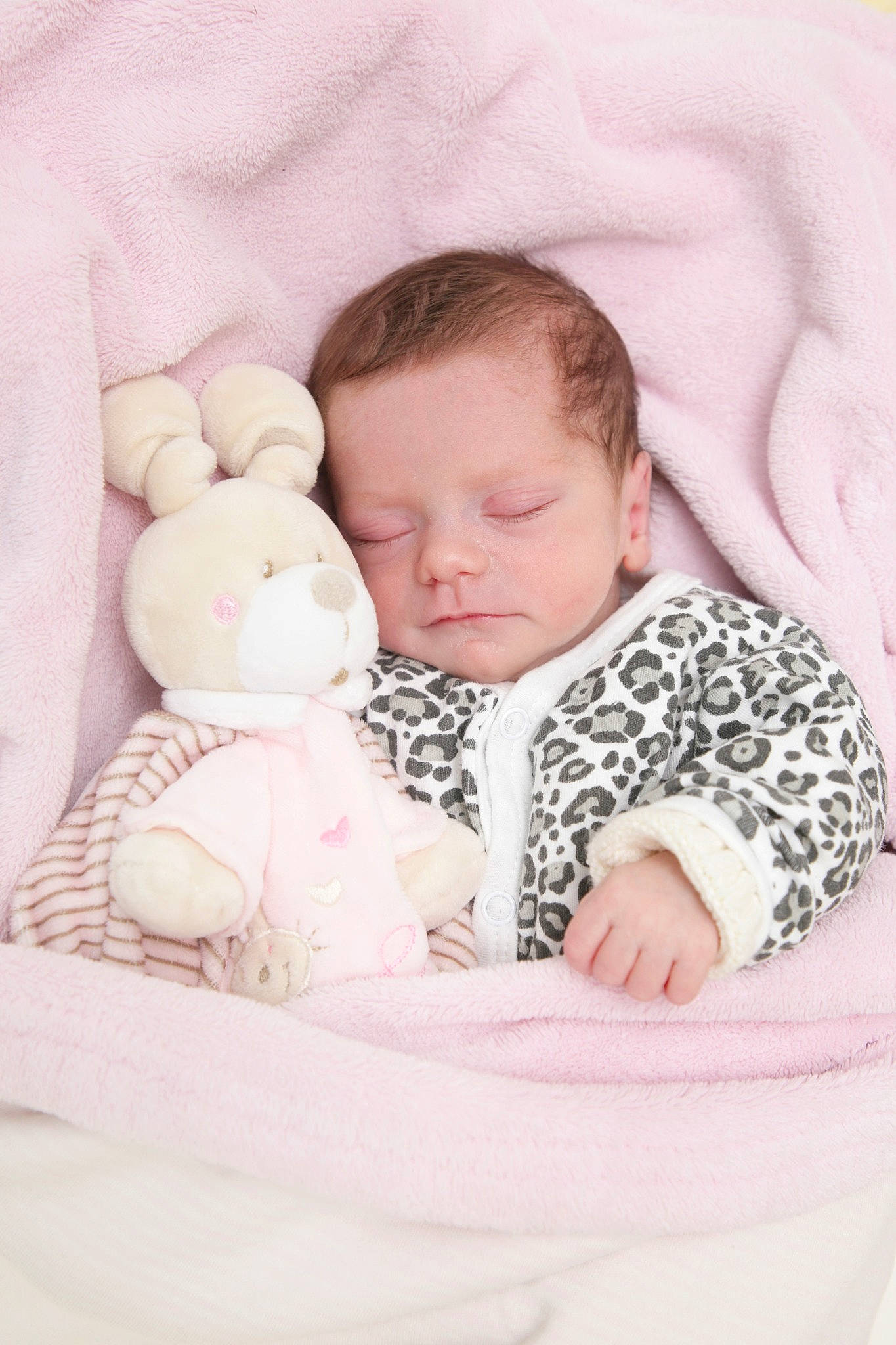 Thylia participe au concours pour gagner de l'argent avec cette photo : baby, baby_products, baby_sleeping, baby_toddler_clothing, bed, bed_sheet, bedding, bedtime, cheek, child, comfort, fur, happy, head, linens, pattern, person, skin, sleeve, textile