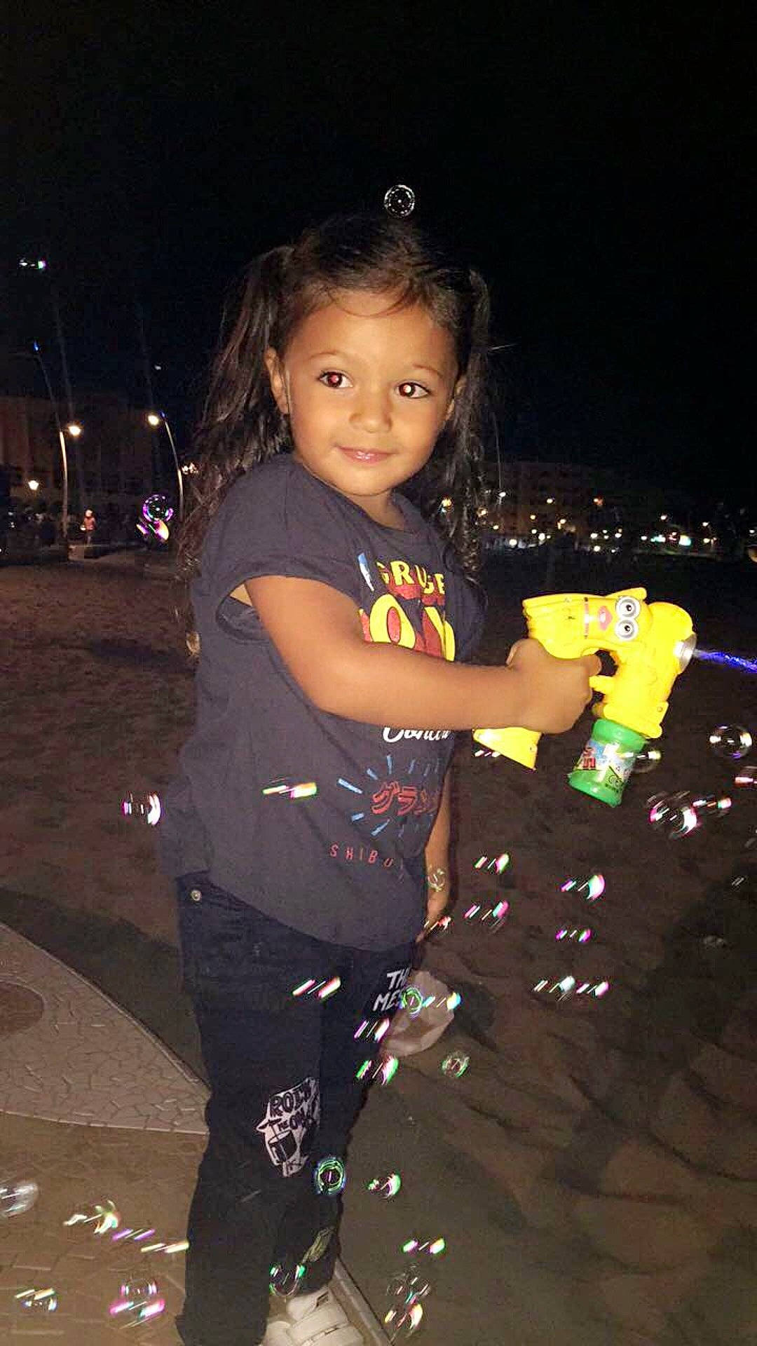Isra a rejoint le concours — aidez-le/la à gagner de superbes lots ! black_hair, child, cool, darkness, fun, girl, human, human_body, joy, light, midnight, night, person, smile, space, toddler