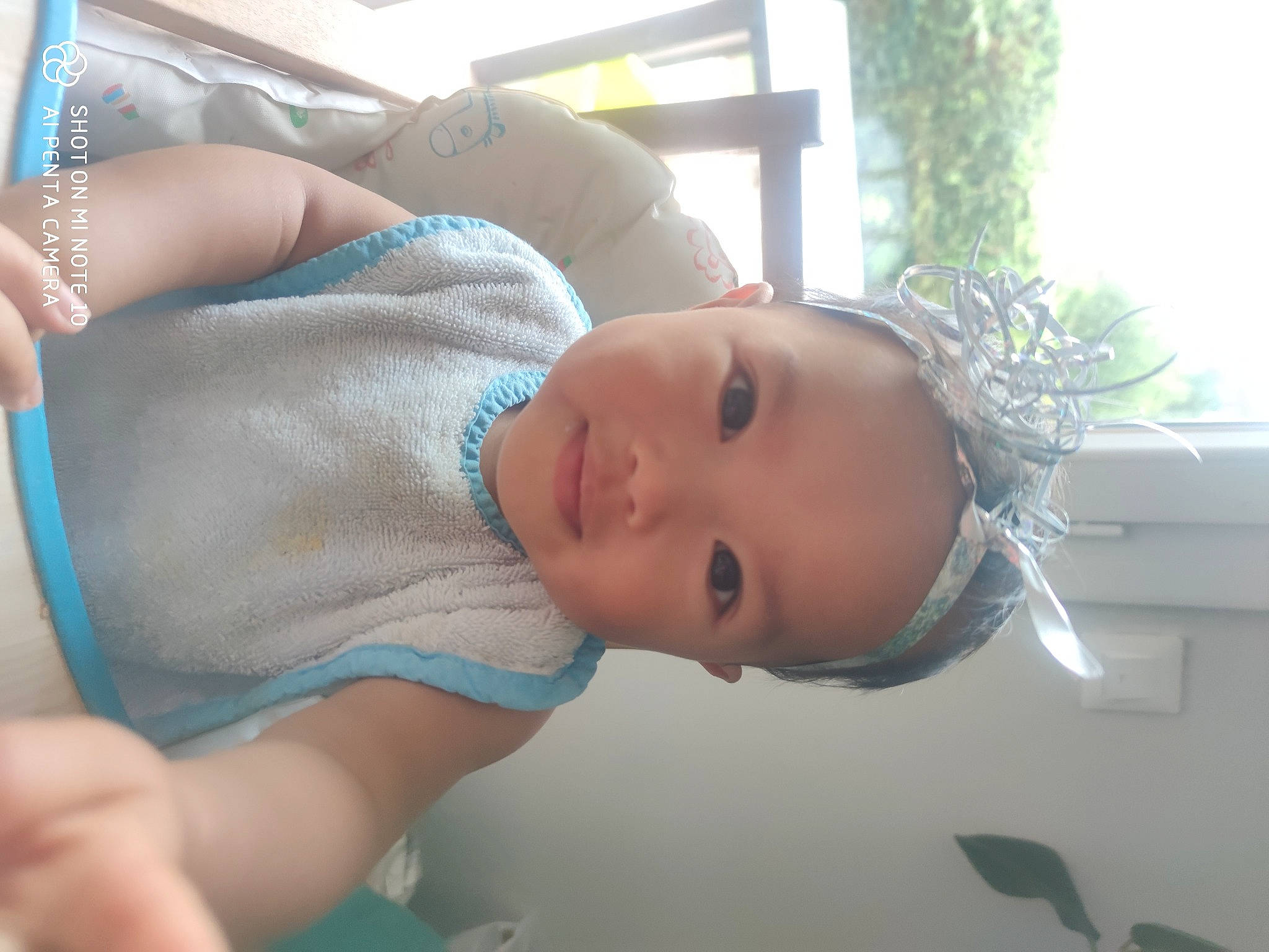 Ayna a rejoint le concours — aidez-le/la à gagner de superbes lots ! abdomen, baby, baby_products, baby_safety, baby_toddler_clothing, cheek, chest, child, comfort, elbow, foot, grass, happy, houseplant, human_leg, person, plant, sitting, skin, thumb