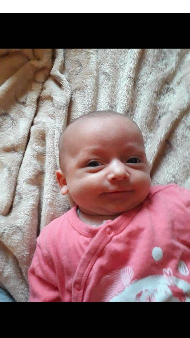 Luna participe au concours pour gagner de l'argent avec cette photo : baby, cheek, child, chin, close_up, eye, face, facial_expression, head, lip, mouth, nose, person, pink, skin, smile, toddler