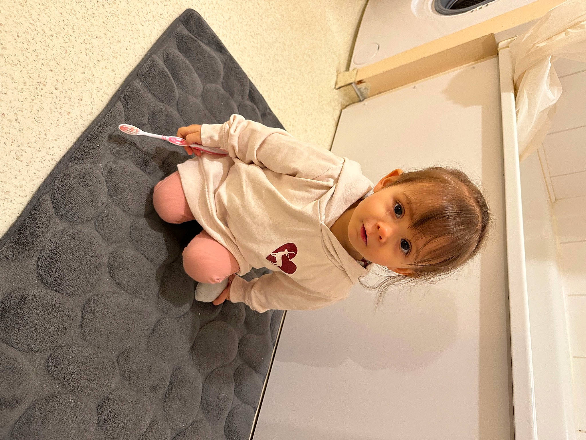 Giulia participe au concours pour gagner de l'argent avec cette photo : baby, baby_toddler_clothing, ceiling, child, comfort, flooring, pattern, person, room, smile, t_shirt, toddler, wood