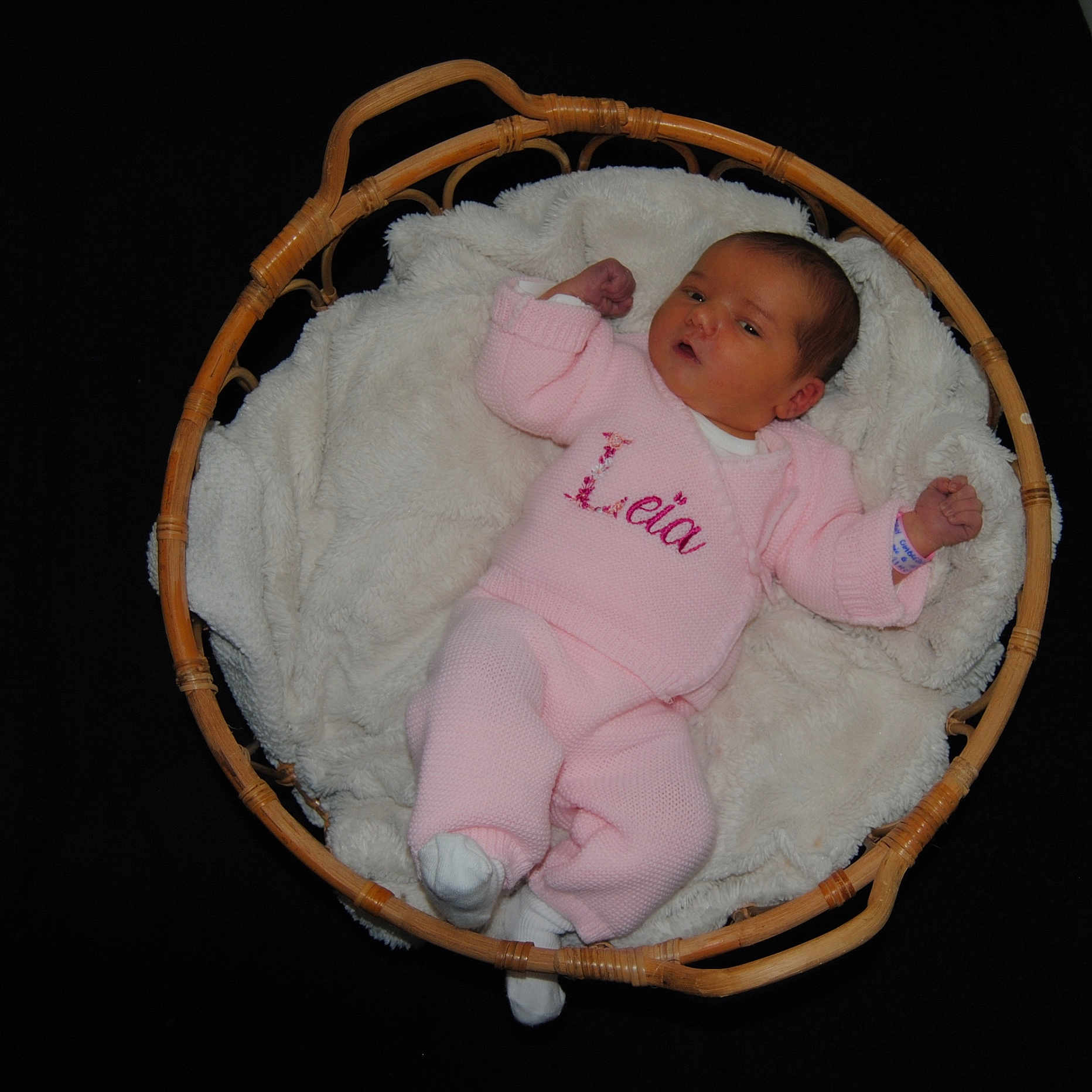 Leïa a rejoint le concours — aidez-le/la à gagner de superbes lots ! baby, basket, blanket, child, cozy, cute, face, head, indoor, infant, newborn, person, pink_clothing, portrait, resting, sleepwear, small, soft_texture, white, wicker