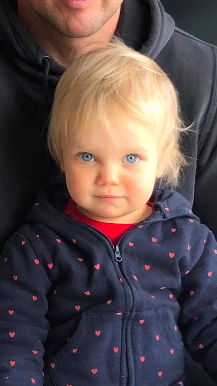 Louise participe au concours pour gagner de l'argent avec cette photo : baby_toddler_clothing, blond, cheek, child, collar, eye, eyebrow, gesture, hair, hairstyle, human_body, iris, nose, outerwear, pattern, person, sitting, skin, sleeve, smile
