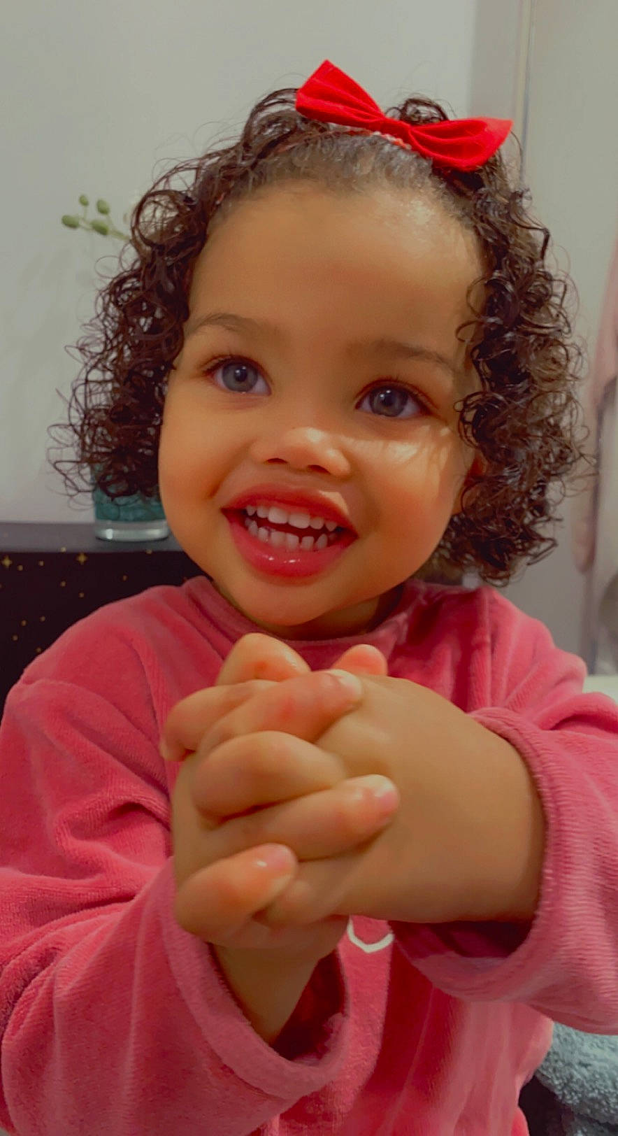 Yonah a rejoint le concours — aidez-le/la à gagner de superbes lots ! arm, cheek, dress, eyelash, face, finger, fun, gesture, hair, hand, happy, joy, lip, nose, organ, person, pink, skin, smile, standing