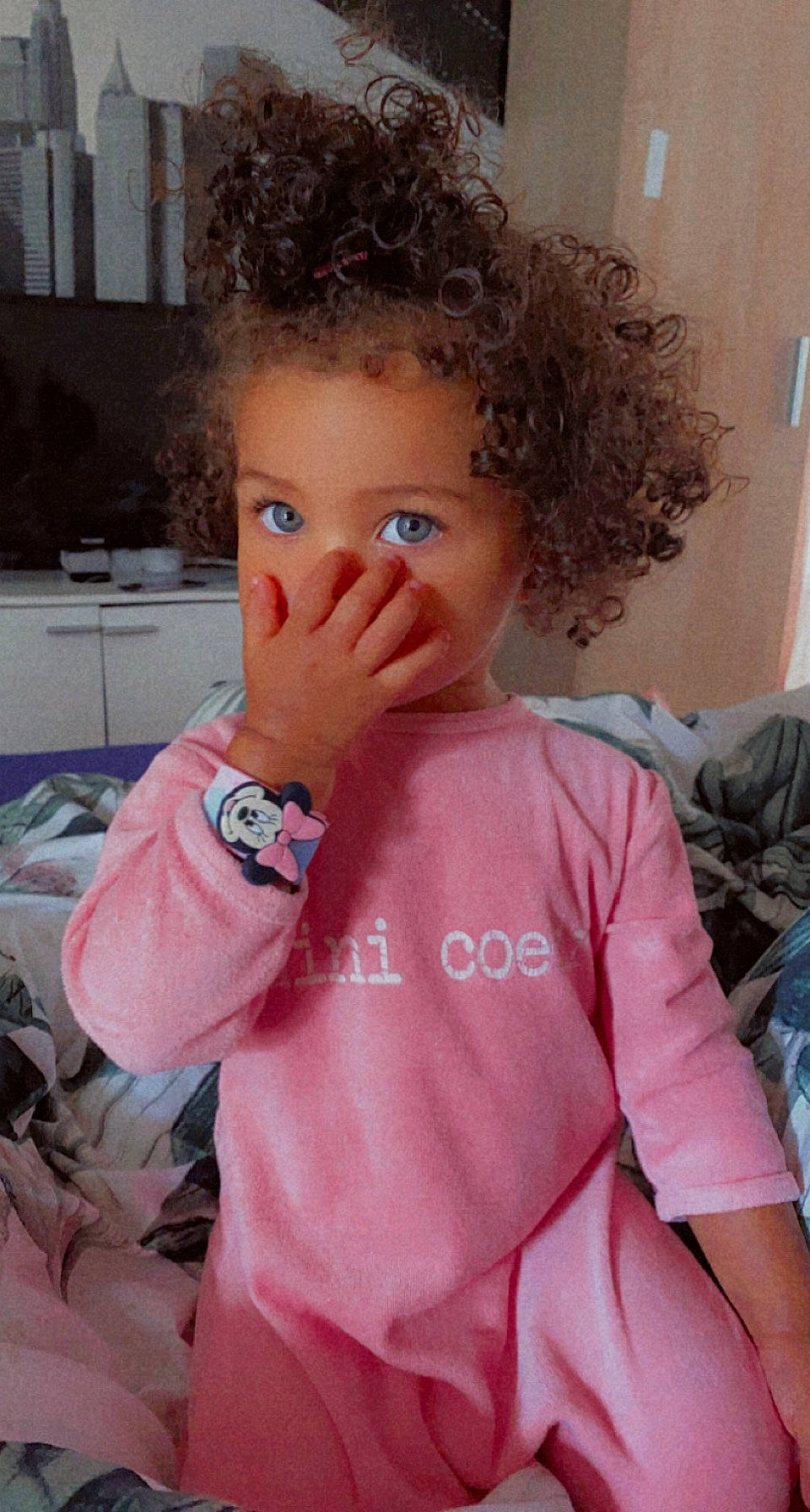Yonah a rejoint le concours — aidez-le/la à gagner de superbes lots ! arm, baby_toddler_clothing, cheek, chin, ear, eyelash, face, forehead, gesture, hairstyle, happy, jheri_curl, lip, mouth, nose, person, pink, ringlet, skin, sleeve