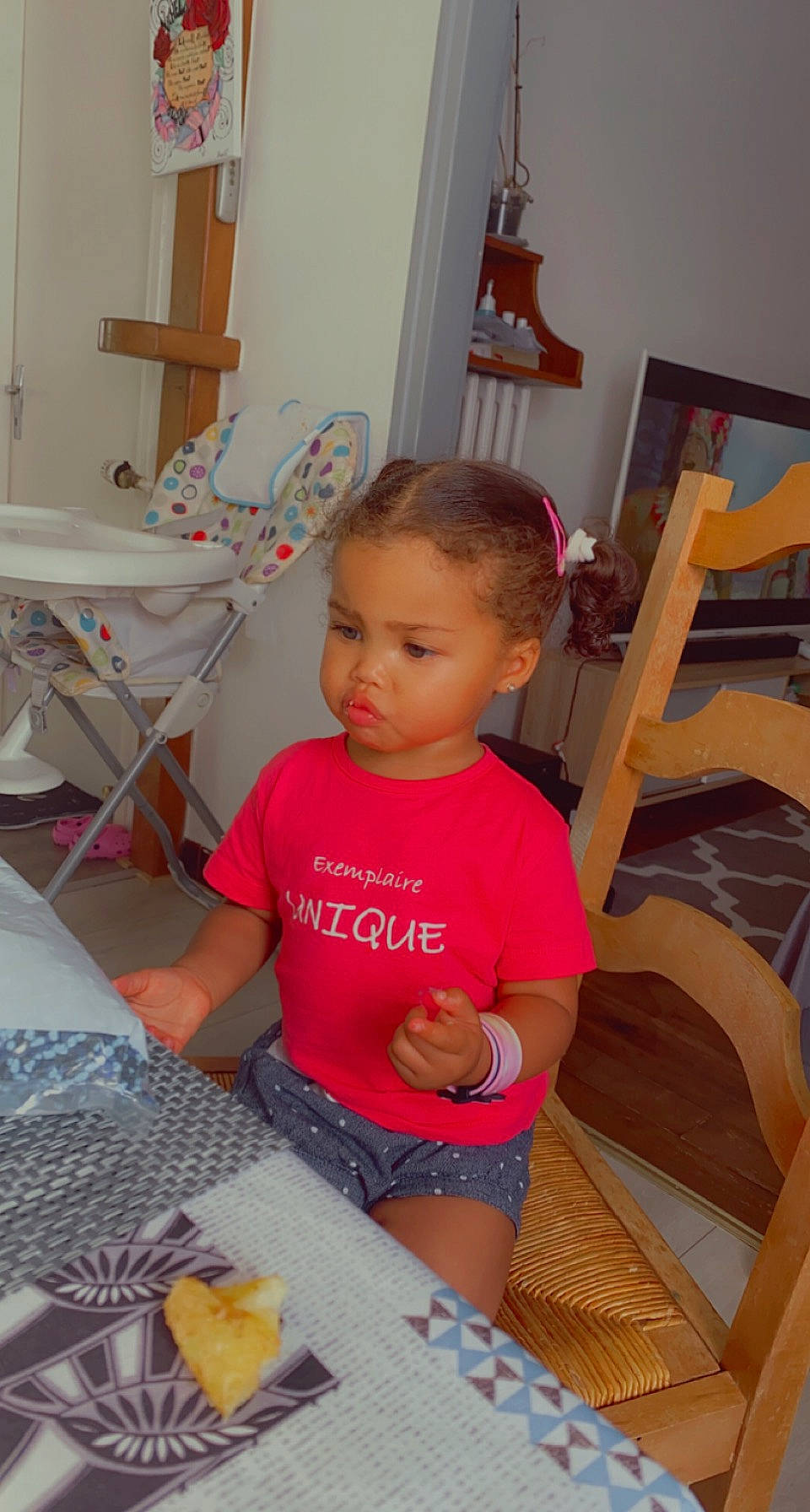 Yonah participe au concours pour gagner de l'argent avec cette photo : chair, child, comfort, desk, door, drawer, flooring, fun, hardwood, lap, person, play, room, shorts, sitting, t_shirt, table, thigh, toddler, wood