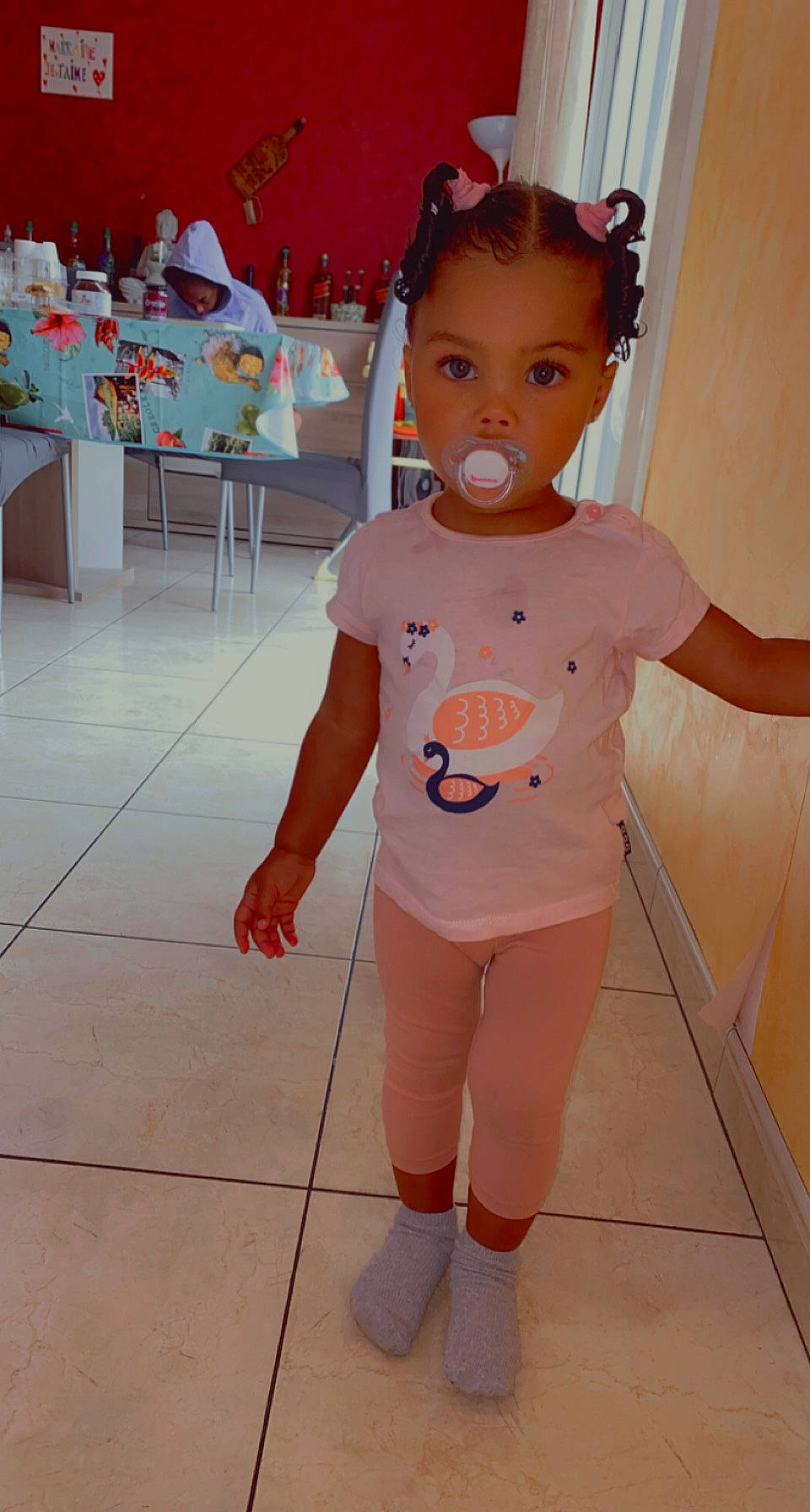 Yonah a rejoint le concours — aidez-le/la à gagner de superbes lots ! arm, baby_toddler_clothing, chair, chest, child, event, flooring, fun, human_leg, joint, knee, neck, person, pink, shorts, sleeve, standing, t_shirt, thigh, toddler