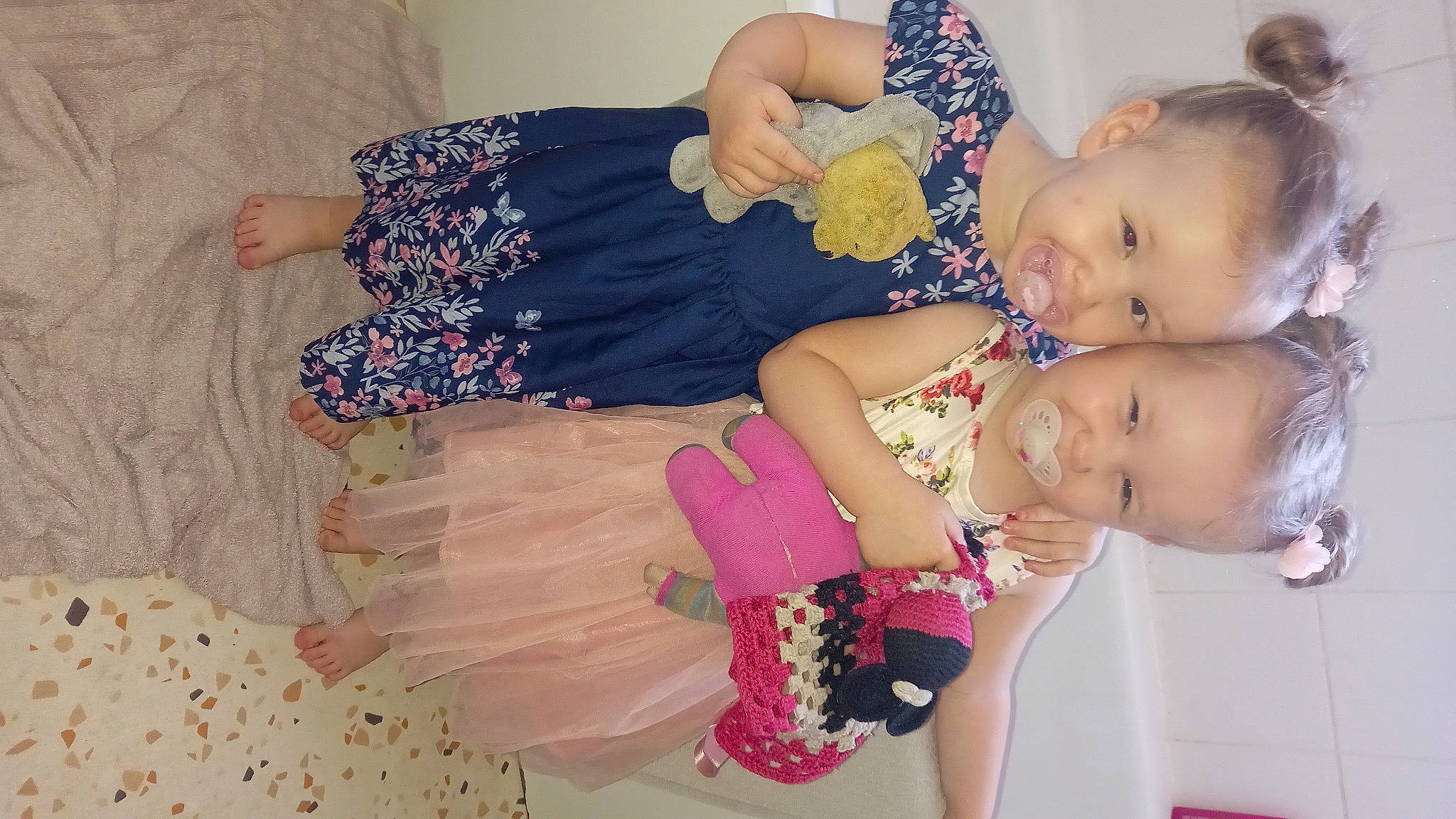 Lynaïs Et Layla a rejoint le concours — aidez-le/la à gagner de superbes lots ! abdomen, arm, baby, baby_toddler_clothing, facial_expression, finger, happy, human_body, human_leg, leg, nail, person, pink, product, stomach, textile, thigh, toddler, trunk, waist