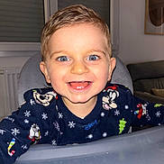 Julien a rejoint le concours — aidez-le/la à gagner de superbes lots ! toddler, child, smiling, happy, face, blue_eyes, high_chair, sweater, disney, indoor, portrait, cute, person, clothing, table, home, holiday, joy, baby, cheerful