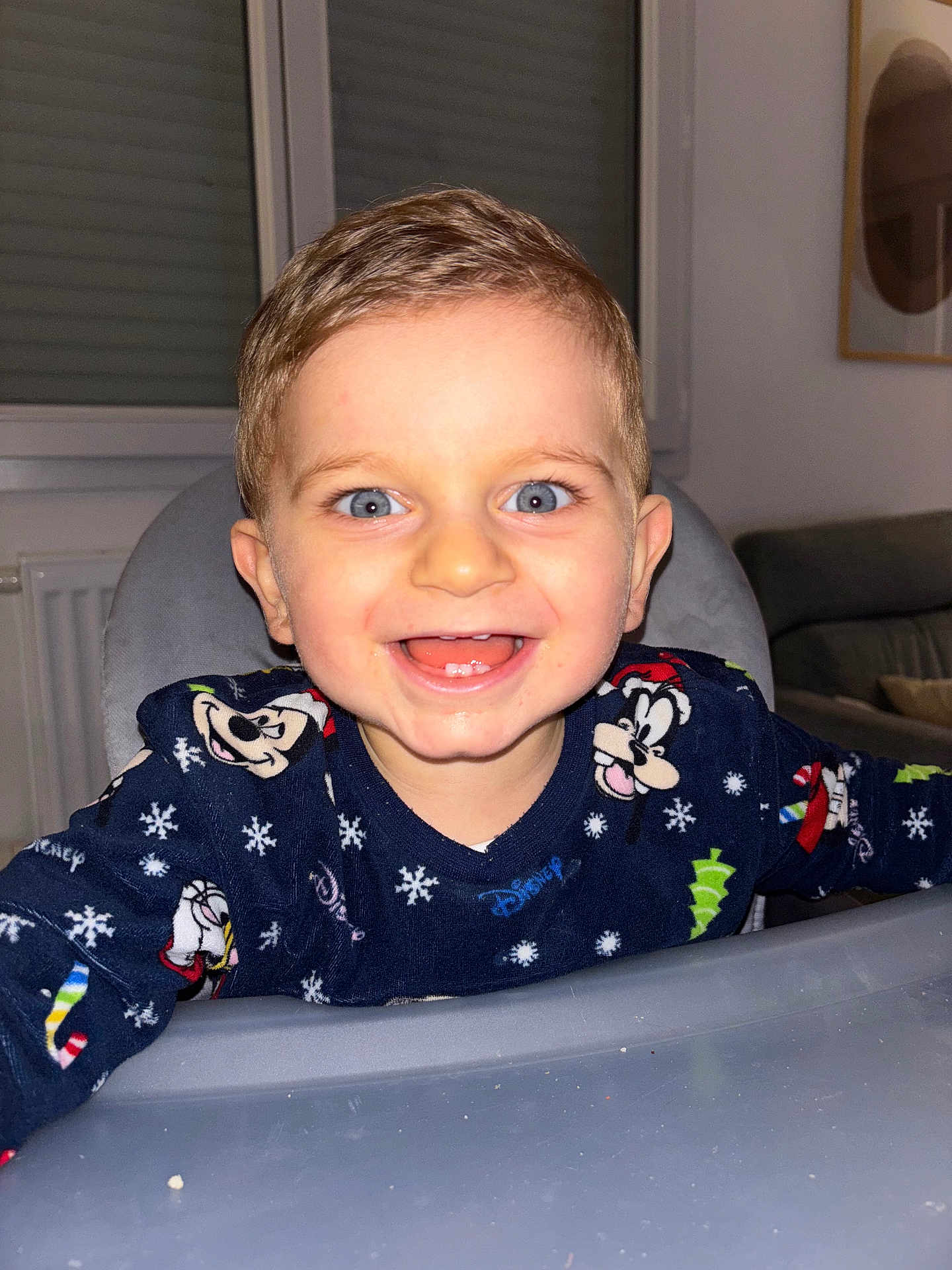 Julien a rejoint le concours — aidez-le/la à gagner de superbes lots ! toddler, child, smiling, happy, face, blue_eyes, high_chair, sweater, disney, indoor, portrait, cute, person, clothing, table, home, holiday, joy, baby, cheerful