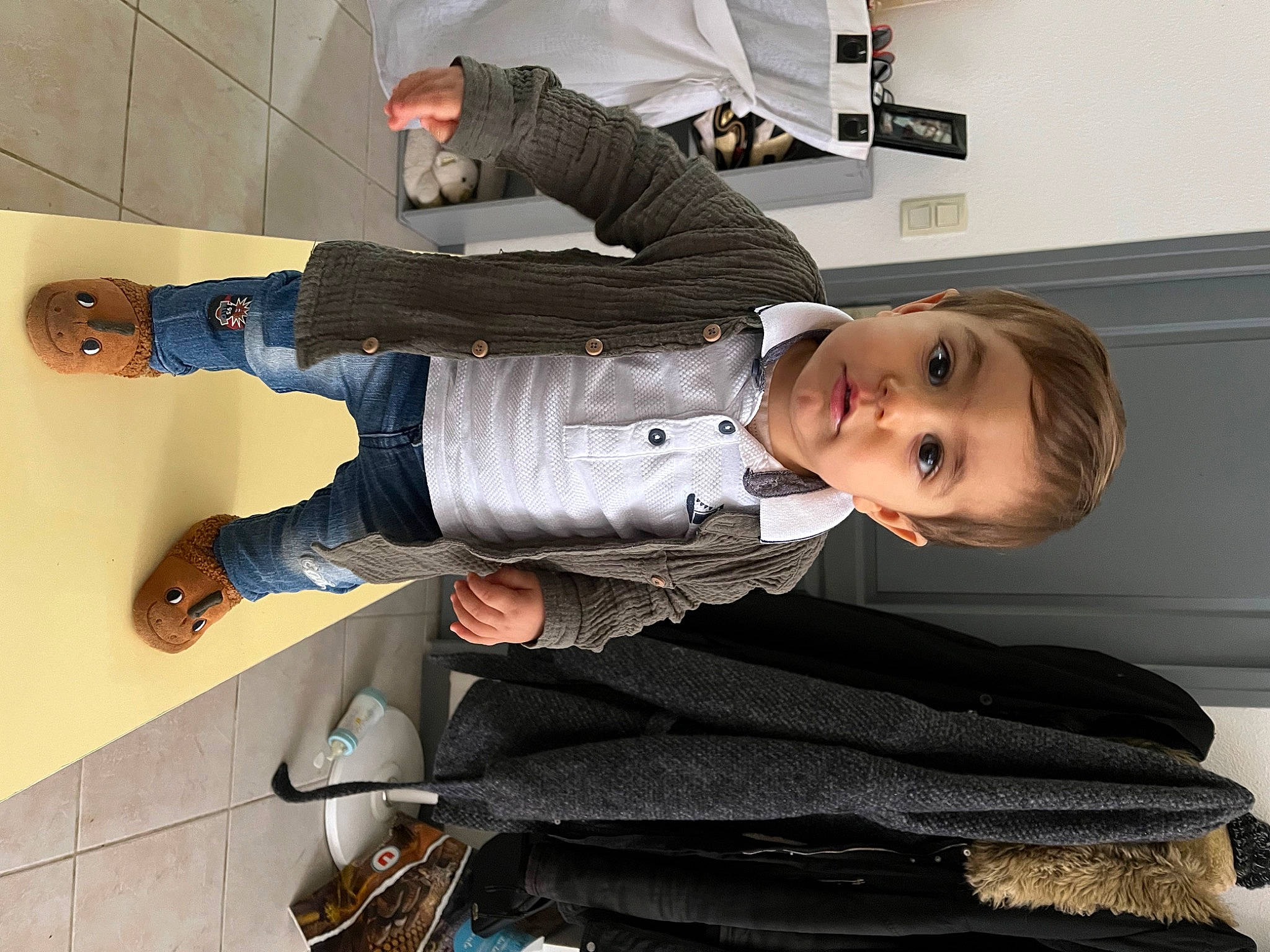 Lyam participe au concours pour gagner de l'argent avec cette photo : child, cleanliness, clothing, comfort, fun, outdoor_shoe, person, sitting, sleeve, smile, sneakers, toddler, walking_shoe