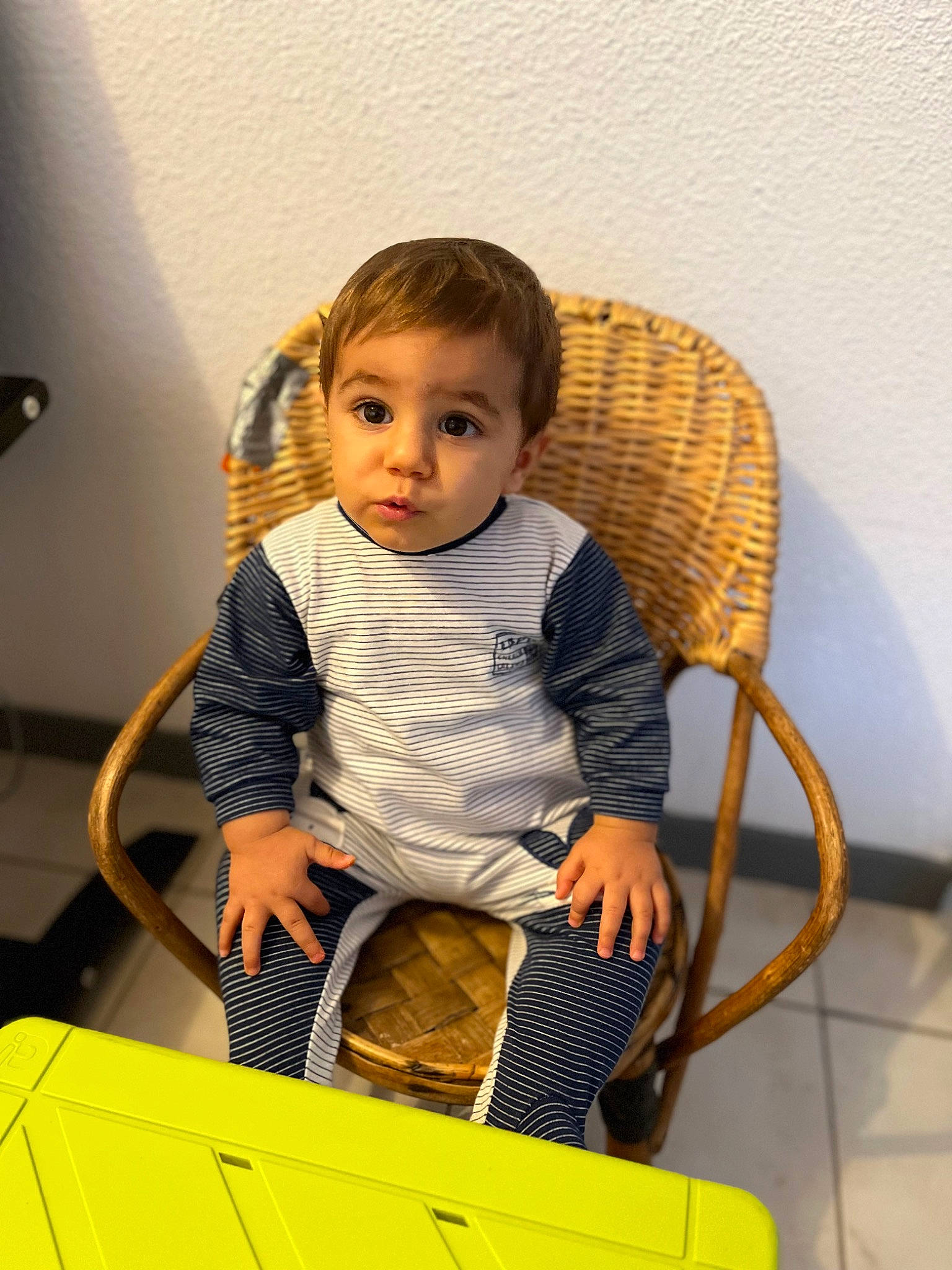 Lyam a rejoint le concours — aidez-le/la à gagner de superbes lots ! baby, baby_products, baby_toddler_clothing, chair, cheek, child, comfort, electric_blue, fun, happy, leisure, person, play, room, sitting, toddler, vacation, yellow