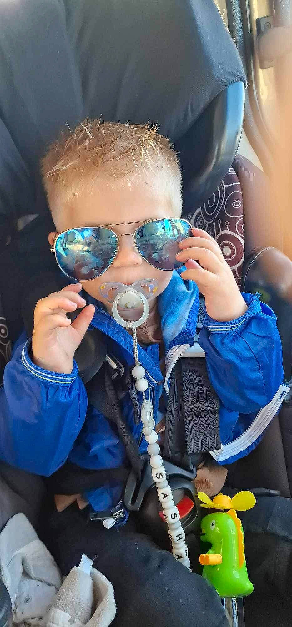 Sasha a rejoint le concours — aidez-le/la à gagner de superbes lots ! azure, child, cool, costume, electric_blue, eyewear, finger, fun, glasses, goggles, headgear, helmet, mask, oxygen_mask, person, personal_protective_equipment, plant, sports_gear, sunglasses, toddler