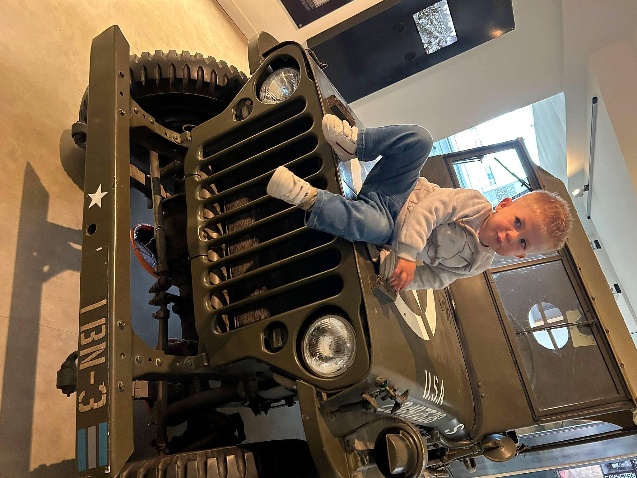 Sasha participe au concours pour gagner de l'argent avec cette photo : aerospace_engineering, aircraft_engine, auto_mechanic, auto_part, automotive_design, automotive_exterior, automotive_tire, automotive_wheel_system, bumper, engineering, hood, job, machine, mechanic, metal, military_vehicle, motor_vehicle, office_equipment, person, rim