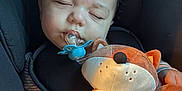 Aaron a rejoint le concours — aidez-le/la à gagner de superbes lots ! baby, sleeping, pacifier, plush_toy, fox, car_seat, striped_clothing, child, infant, hands, soft_toy, cute, peaceful, indoors, portrait, young_child, cozy, nursery, resting, childcare