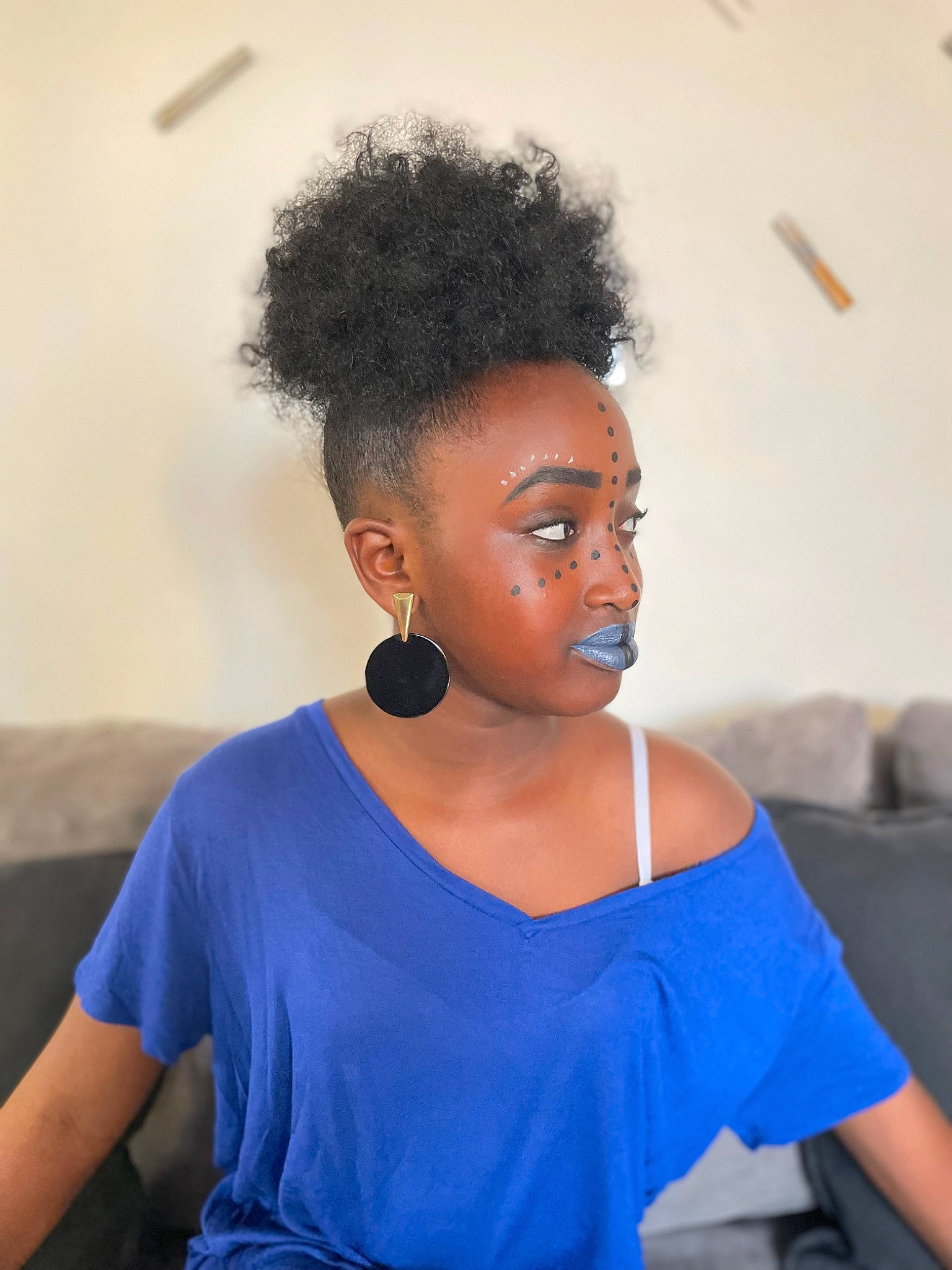 Apryl a rejoint le concours — aidez-le/la à gagner de superbes lots ! afro, black_hair, blue, chest, chin, dress, electric_blue, event, eye, eyebrow, eyelash, fashion_design, forehead, happy, jewellery, joint, long_hair, mohawk_hairstyle, necklace, person