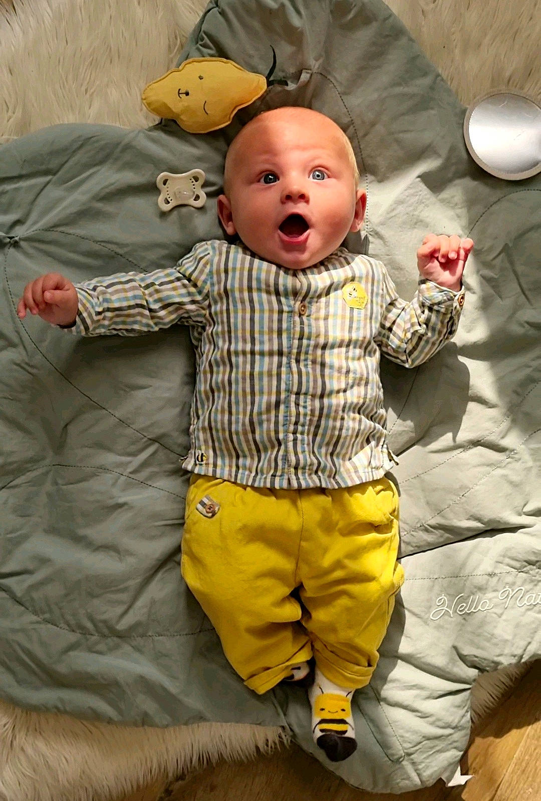 Charles participe au concours pour gagner de l'argent avec cette photo : baby, baby_toddler_clothing, cheek, child, comfort, couch, doll, eye, facial_expression, fun, gesture, happy, headgear, orange, outerwear, person, sleeve, stuffed_toy, surprise, textile