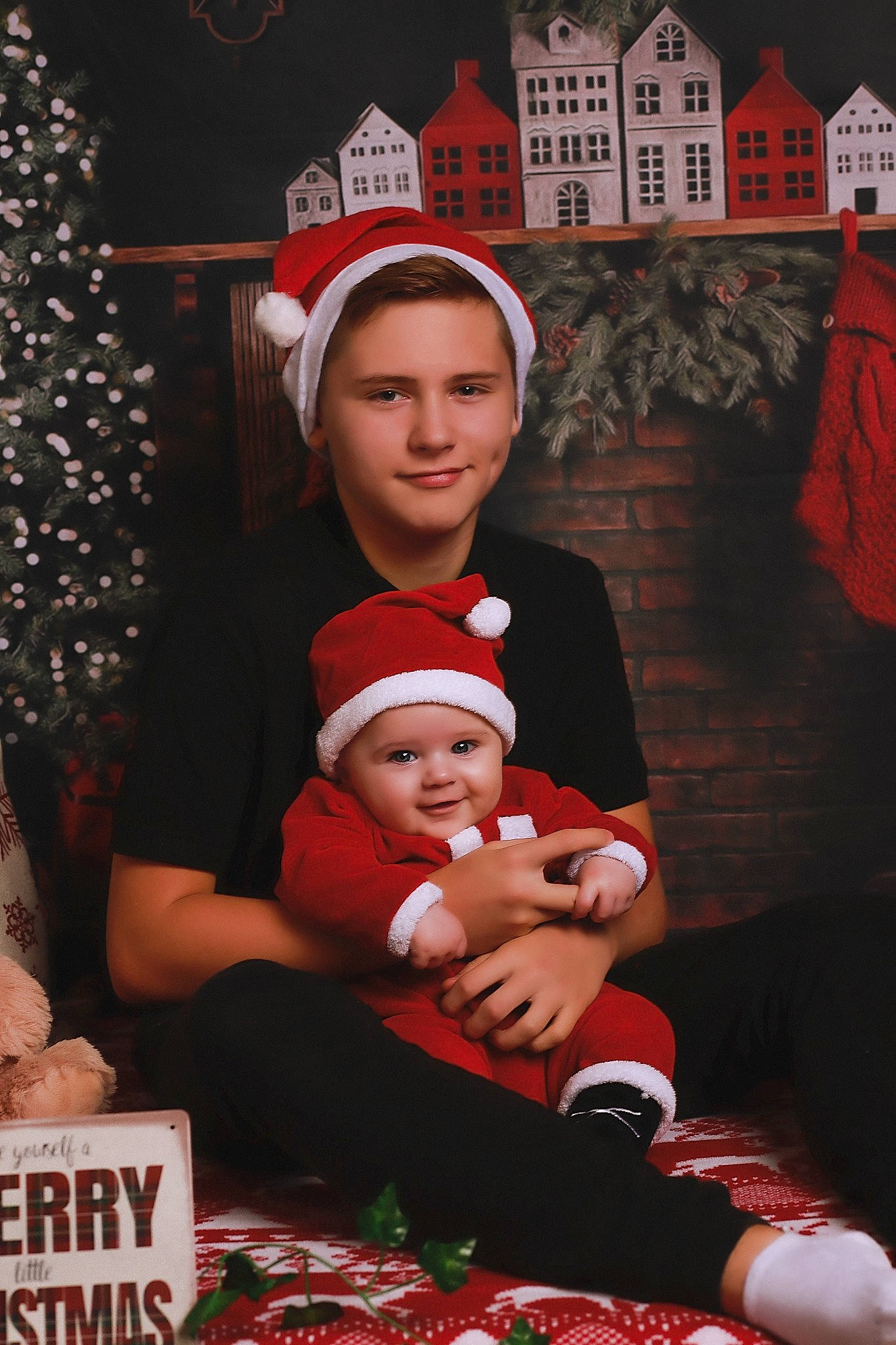Andréa a rejoint le concours — aidez-le/la à gagner de superbes lots ! baby, cap, christmas, christmas_decoration, christmas_eve, christmas_ornament, christmas_tree, event, fun, happy, hat, headwear, holiday, joy, lap, mammal, person, red, santa_claus, smile