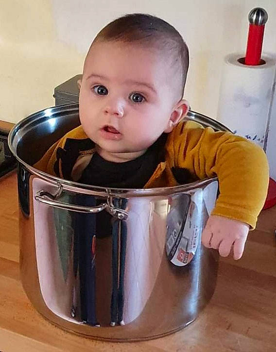 Andréa participe au concours pour gagner de l'argent avec cette photo : baby, baby_products, baby_toddler_clothing, child, cooking, cookware_and_bakeware, cup, dishware, drink, drinkware, fun, household_supply, kitchen, kitchen_appliance, person, serveware, sitting, small_appliance, surprise, tableware