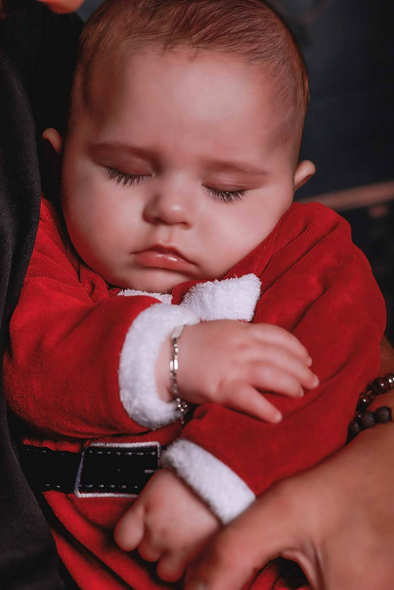 Andréa participe au concours pour gagner de l'argent avec cette photo : baby, baby_toddler_clothing, cheek, child, eyelash, finger, flash_photography, hand, iris, joint, lip, mouth, nail, neck, nose, person, skin, sleeve, thumb, toddler