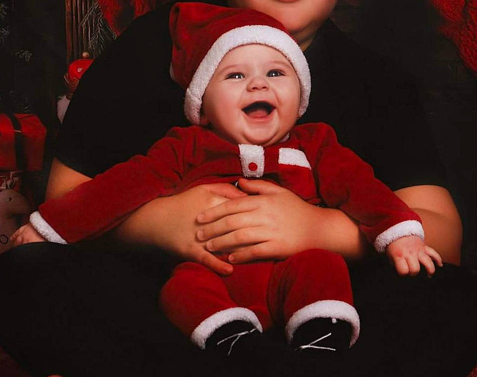 Andréa a rejoint le concours — aidez-le/la à gagner de superbes lots ! baby, baby_toddler_clothing, cheek, child, comfort, event, finger, flash_photography, fun, gesture, hand, happy, headwear, lap, mouth, person, red, sitting, sleeve, smile