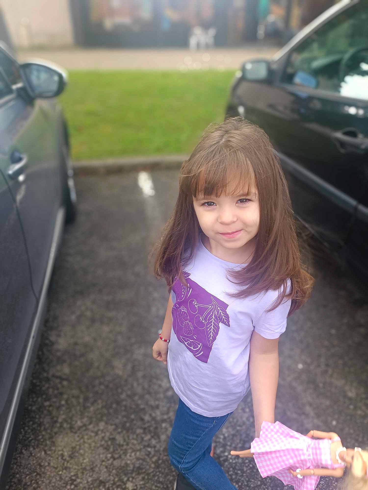 Katharina participe au concours pour gagner de l'argent avec cette photo : asphalt, automotive_design, automotive_exterior, automotive_lighting, automotive_tire, car, fun, grass, hairstyle, hand, happy, joy, leisure, motor_vehicle, person, personal_luxury_car, photograph, summer, tints_and_shades, vehicle