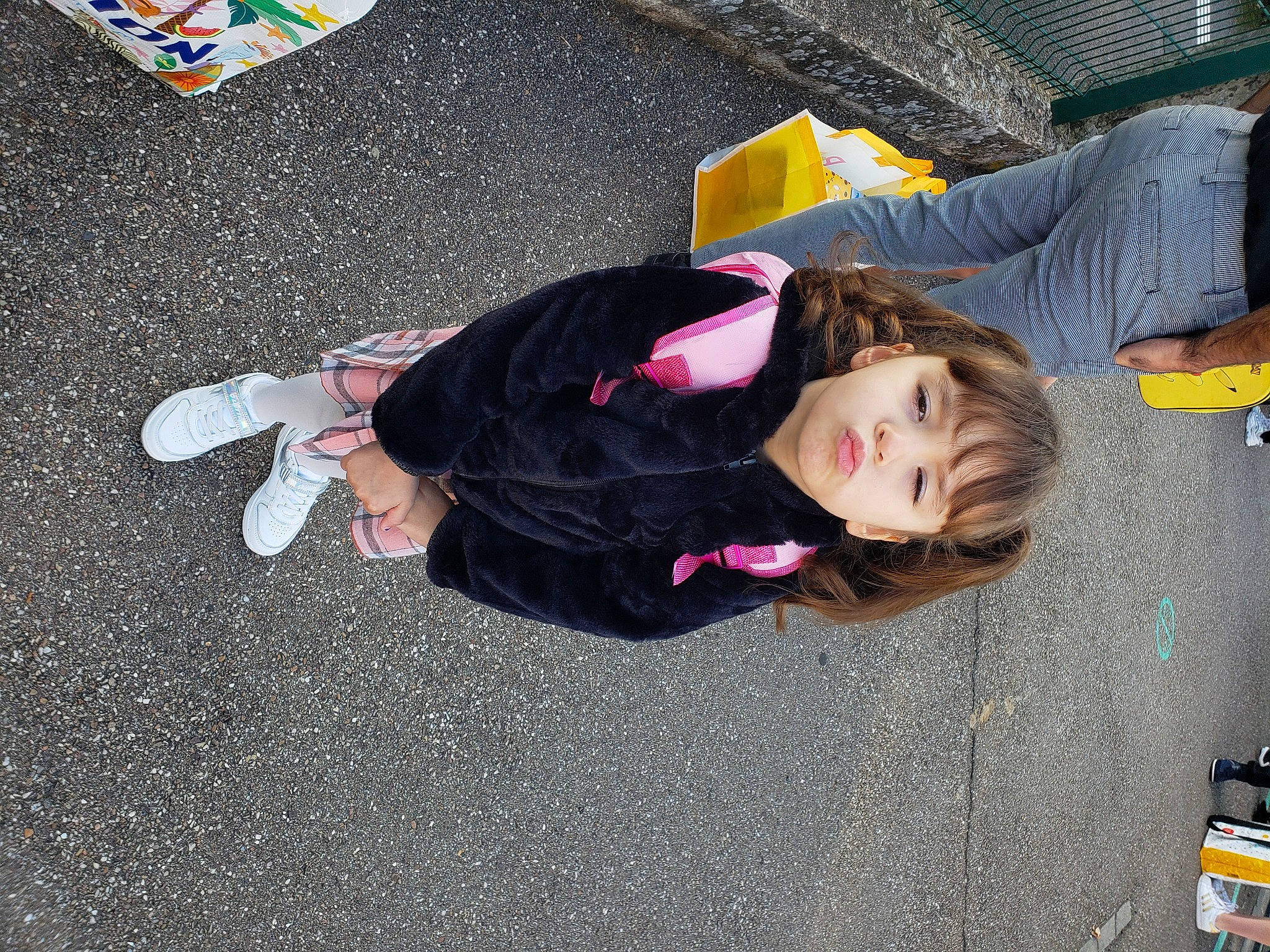 Katharina participe au concours pour gagner de l'argent avec cette photo : asphalt, child, city, concrete, flooring, fun, human_leg, leisure, pedestrian, person, public_space, road, road_surface, sidewalk, sitting, street, tar, thigh, toddler, travel