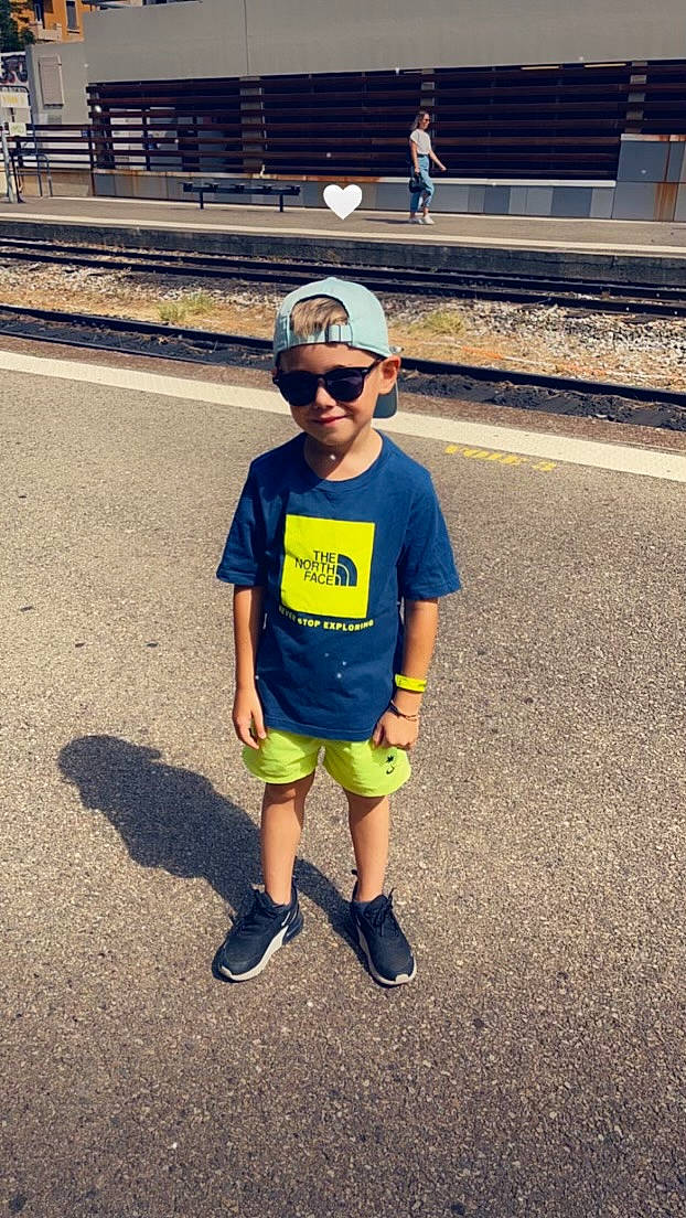 Lucas participe au concours pour gagner de l'argent avec cette photo : asphalt, baseball_cap, cap, cool, electric_blue, eyewear, fun, happy, hat, headgear, headwear, joy, leisure, person, recreation, road, shorts, sleeve, smile, standing