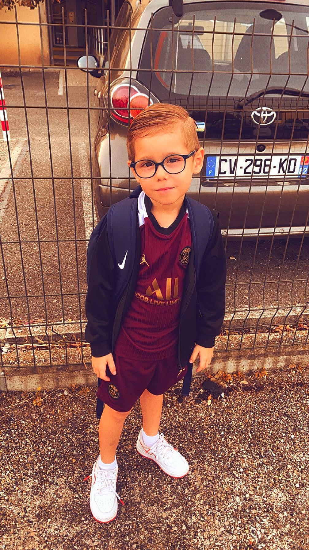 Lucas a rejoint le concours — aidez-le/la à gagner de superbes lots ! baby_toddler_clothing, child, cool, electric_blue, eyewear, fence, fun, glasses, happy, metal, person, play, shoe, shorts, sleeve, sneakers, sportswear, standing, t_shirt, toddler