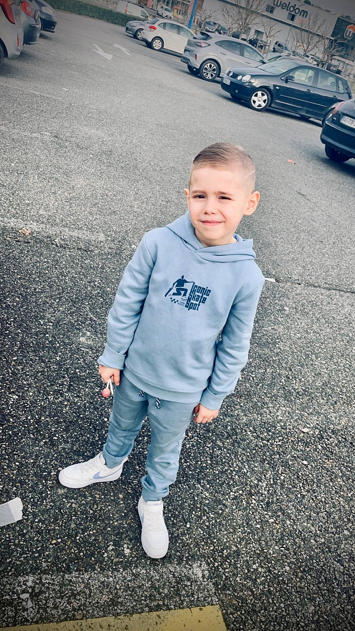 Lucas a rejoint le concours — aidez-le/la à gagner de superbes lots ! asphalt, car, cool, denim, electric_blue, fun, gesture, grass, hairstyle, happy, head, joy, pedestrian, person, recreation, road, road_surface, sidewalk, standing, t_shirt