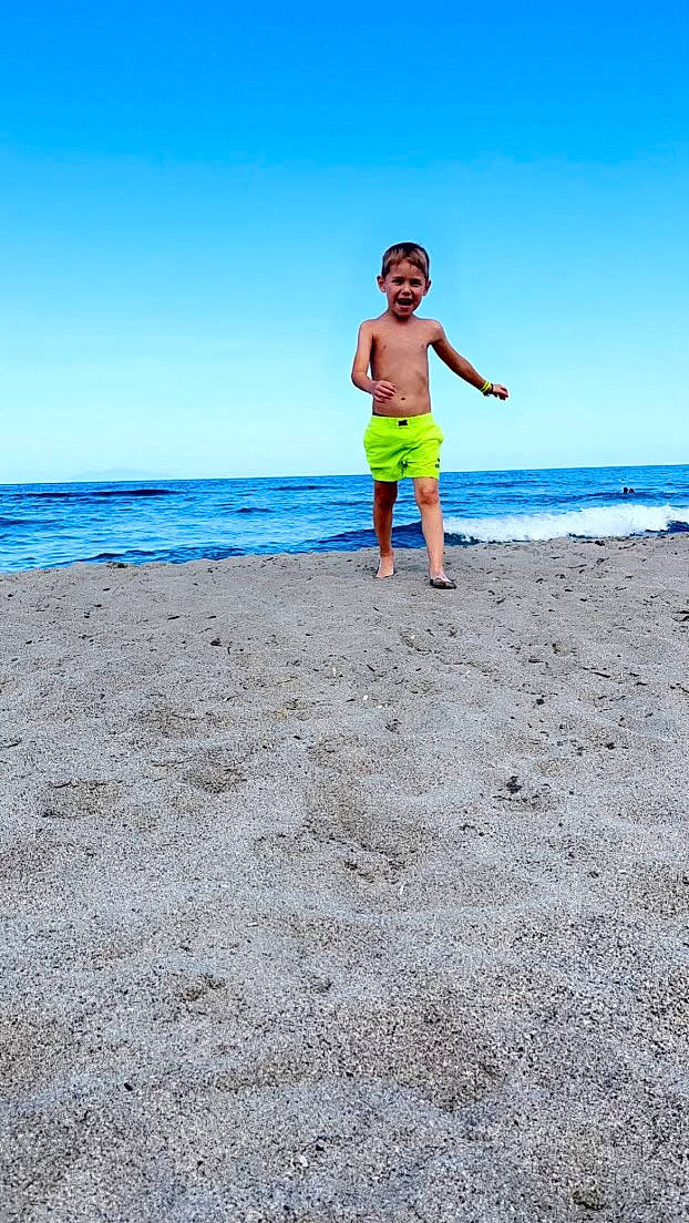 Lucas a rejoint le concours — aidez-le/la à gagner de superbes lots ! barefoot, beach, cloud, electric_blue, flash_photography, fun, gesture, happy, horizon, landscape, leisure, people_in_nature, people_on_beach, person, sand, shorts, sky, smile, travel, water