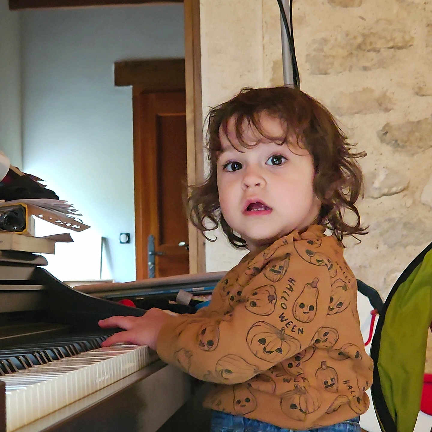 Julia a rejoint le concours — aidez-le/la à gagner de superbes lots ! baby, bodypart, clothing, face, finger, grandpiano, head, jeans, keyboard, leisureactivities, music, musicalinstrument, musician, pants, performer, person, photography, pianist, piano, portrait