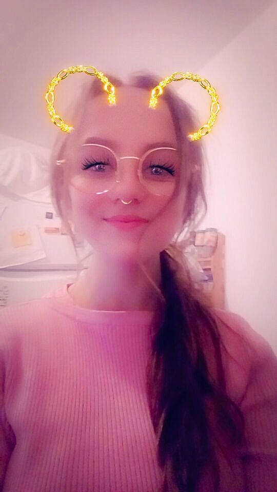 Amélie participe au concours pour gagner de l'argent avec cette photo : beauty, ear, eye, eyebrow, eyelash, face, forehead, hair, hair_accessory, hair_coloring, head, headpiece, joy, lip, long_hair, person, photography, pink, selfie, skin